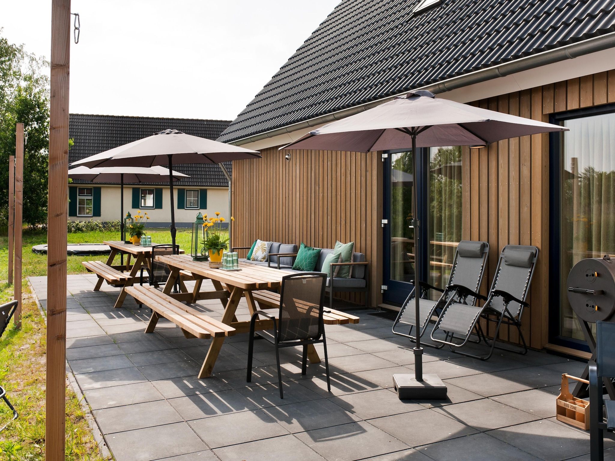 De tuin van 24 pers Pallertshuis Wellness de luxe met sauna en hout gestookte hottub in Groningen