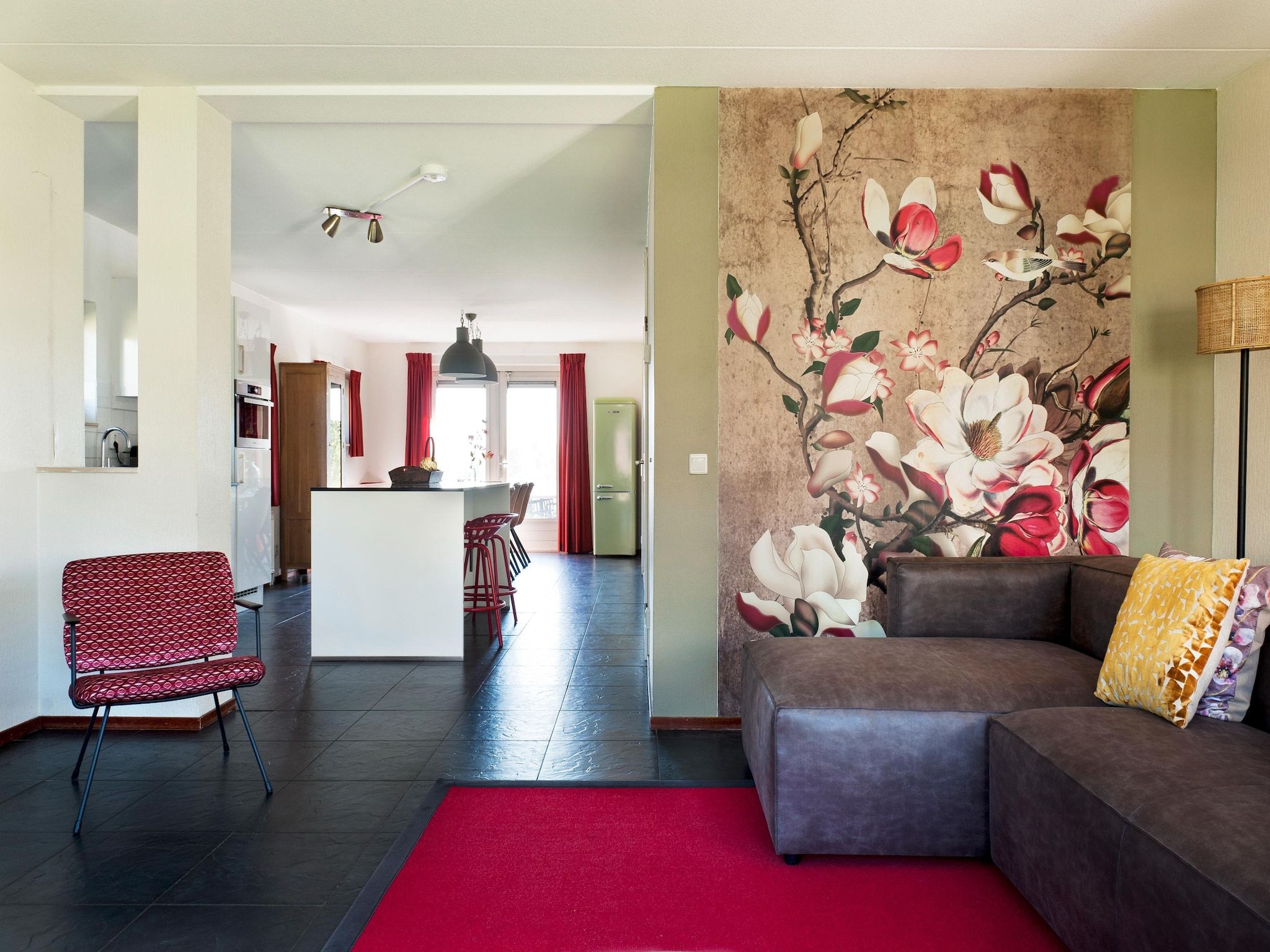 De woonkamer van 12 pers Lethehuis met sauna buitenspa en toerboot in Vlagtwedde