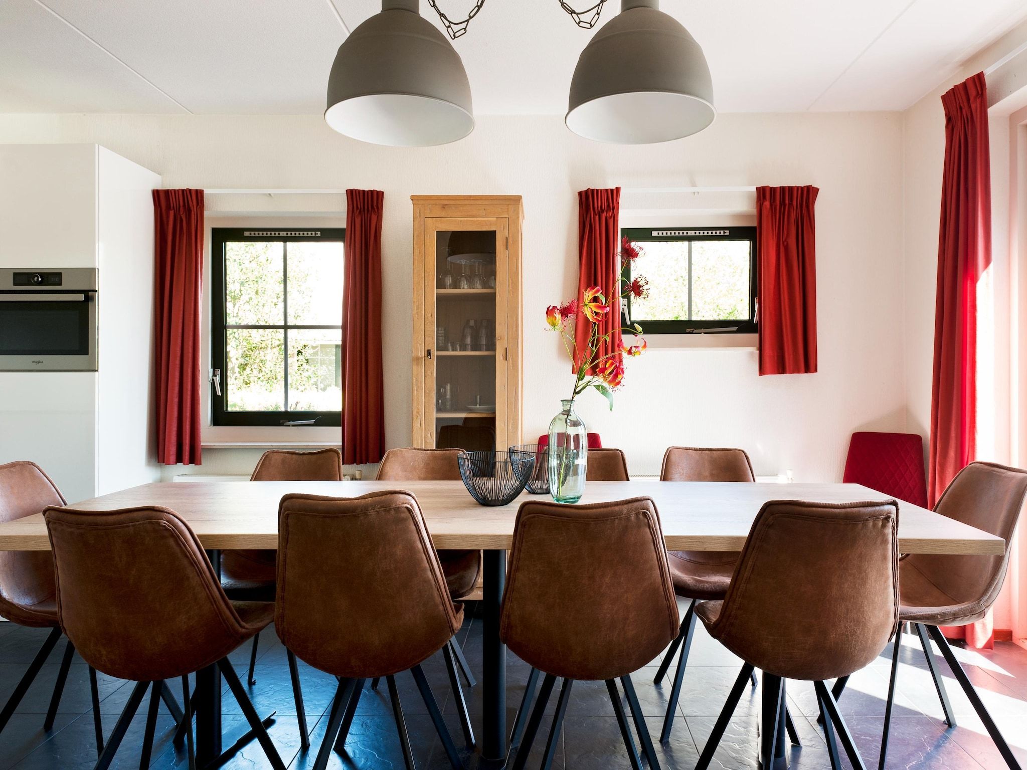 De eetkamer van 12 pers Lethehuis met sauna buitenspa en toerboot in Vlagtwedde