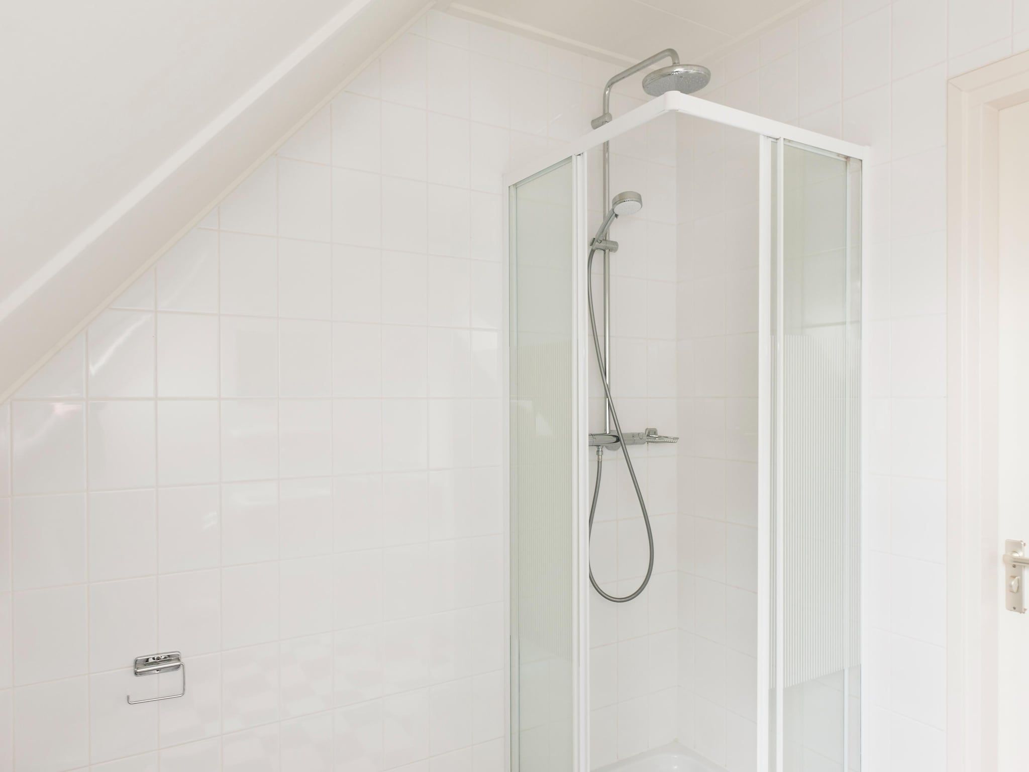 De badkamer van 12 pers Lethehuis met sauna buitenspa en toerboot in Vlagtwedde