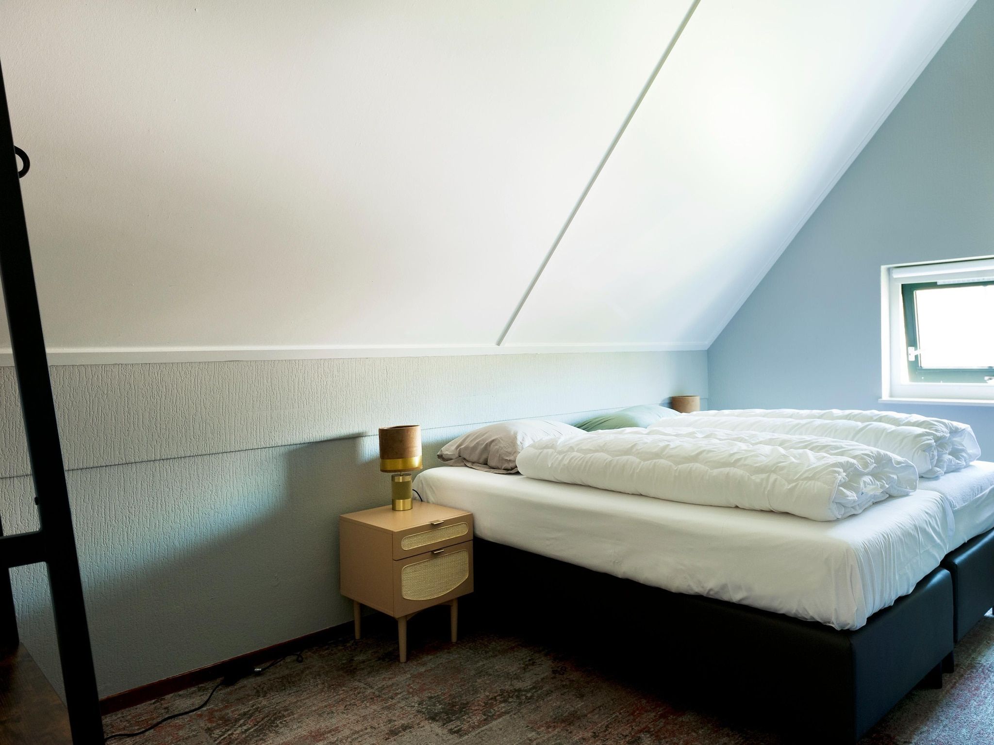 Een slaapkamer van 12 pers Lethehuis met sauna buitenspa en toerboot in Vlagtwedde