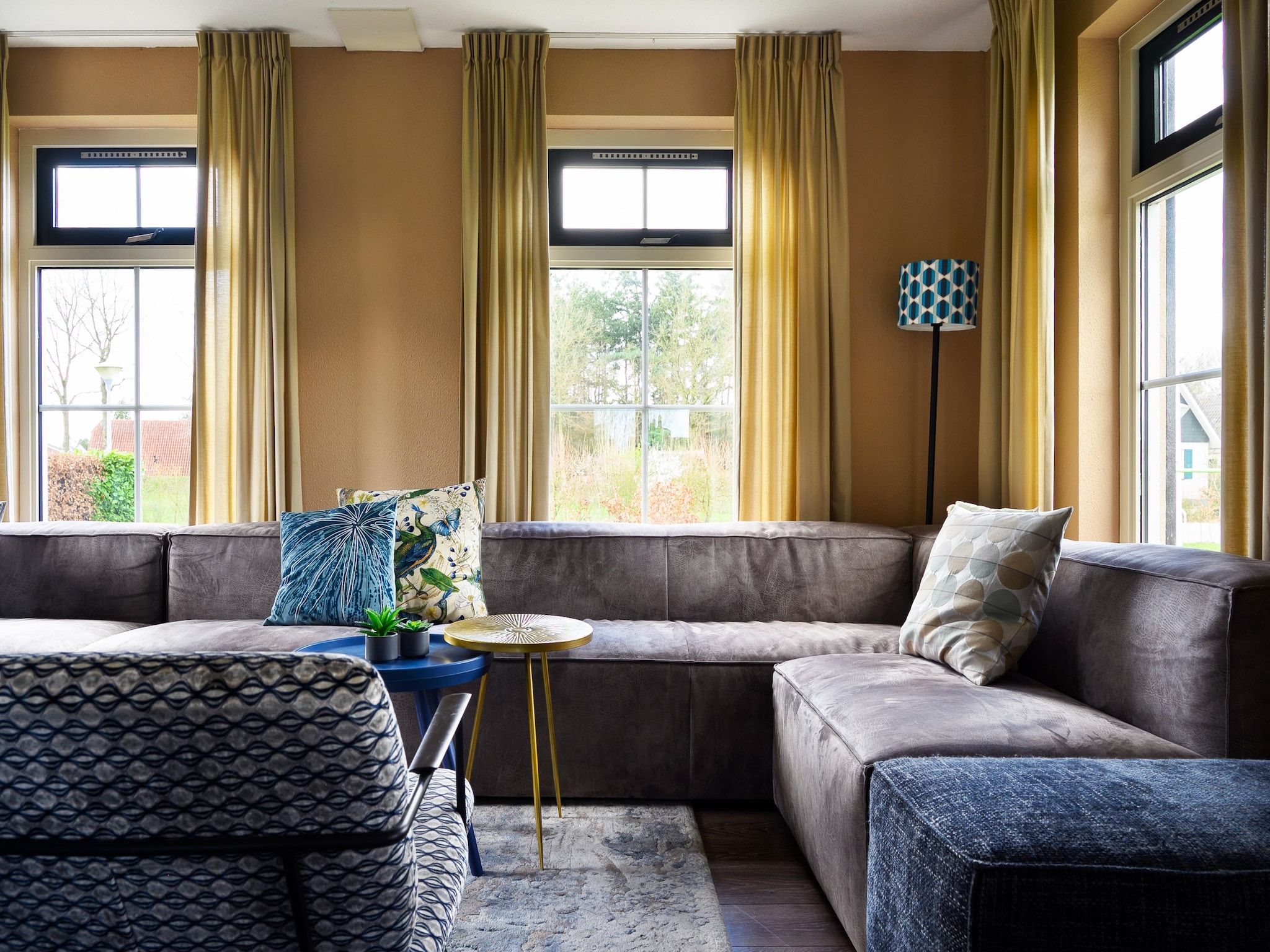 De woonkamer van 10 pers Lieskehuis Wellness de luxe met sauna buitenspa in Groningen