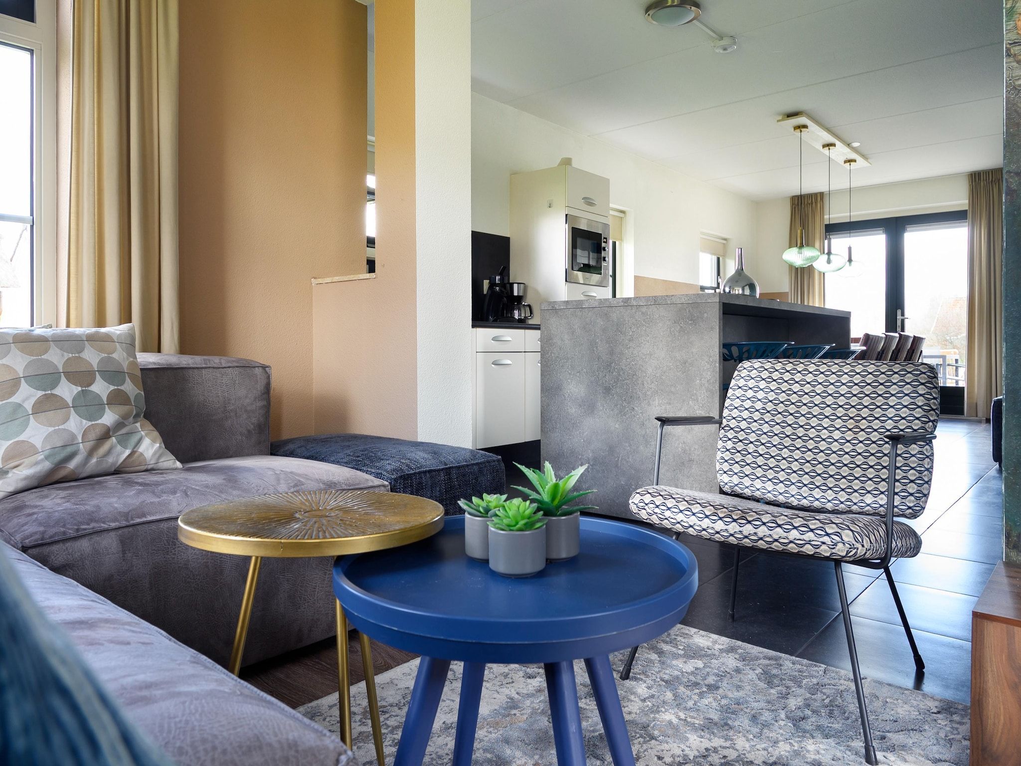 De woonkamer van 10 pers Lieskehuis Wellness de luxe met sauna buitenspa in Groningen