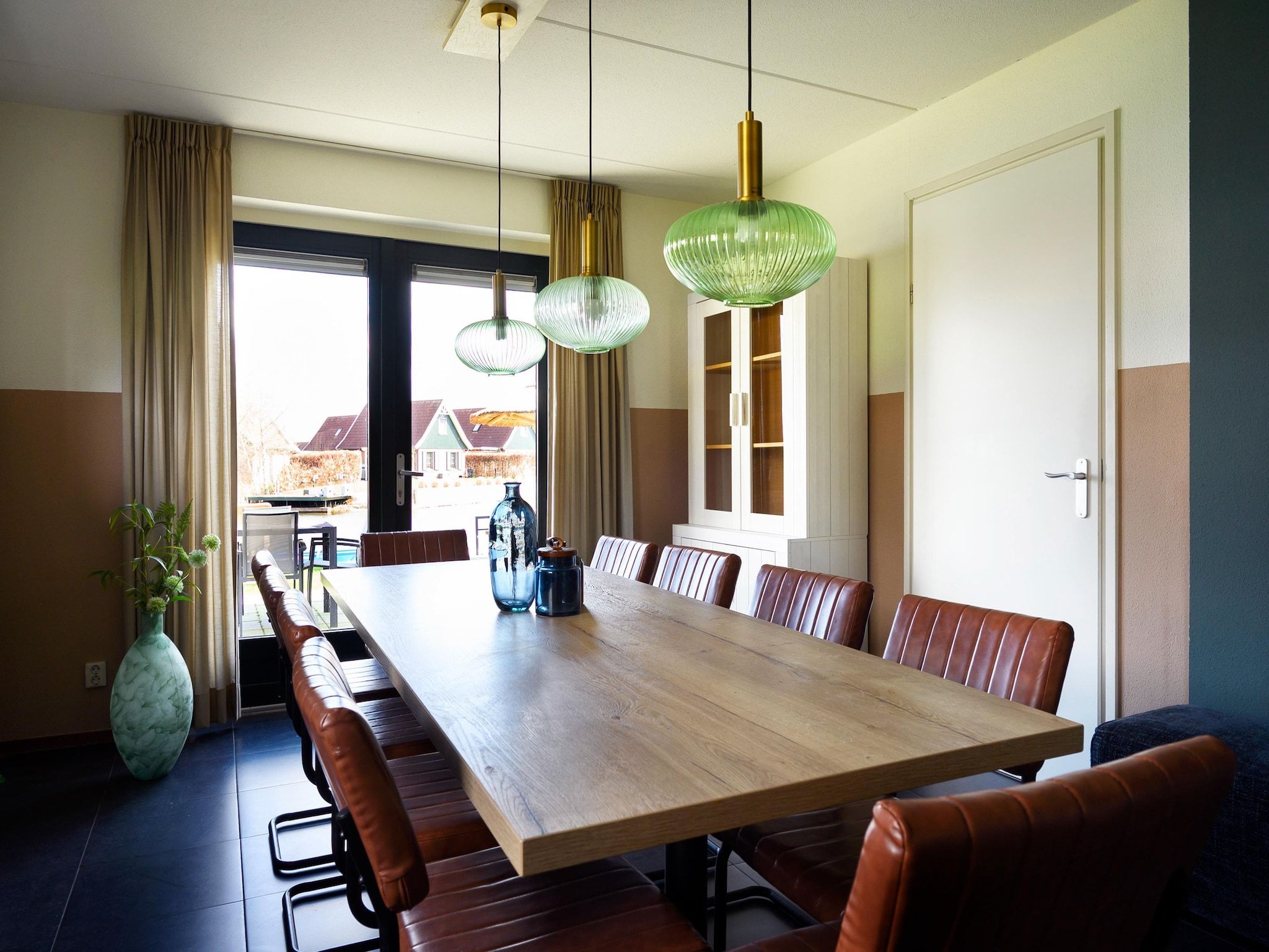 De eetkamer van 10 pers Lieskehuis Wellness de luxe met sauna buitenspa in Groningen