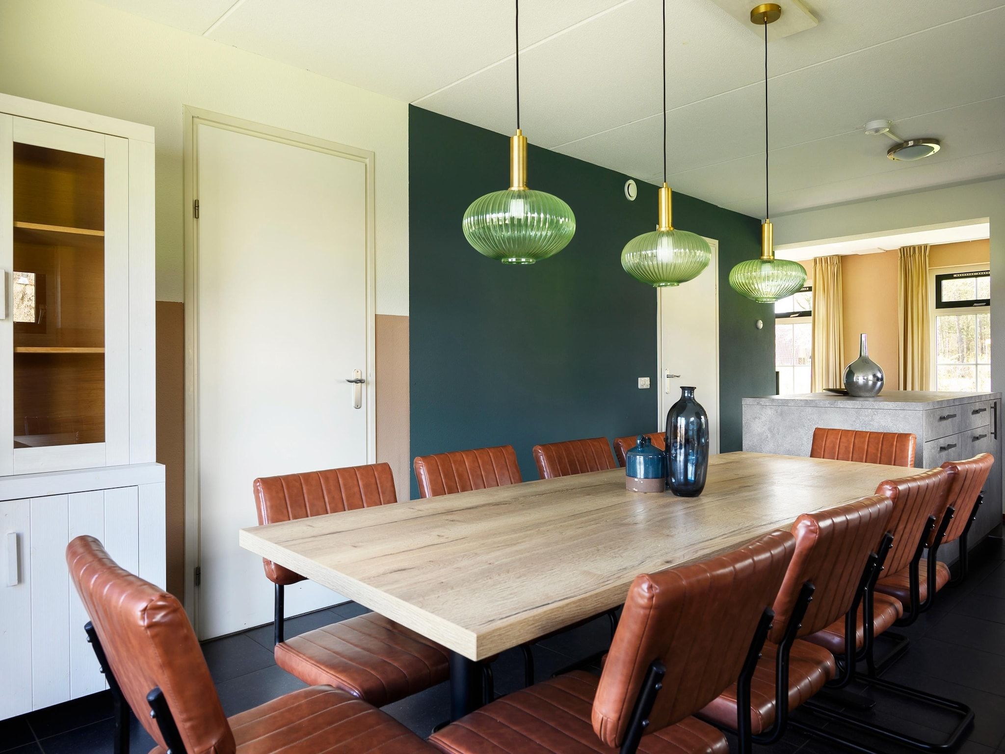 De eetkamer van 10 pers Lieskehuis Wellness de luxe met sauna buitenspa in Groningen