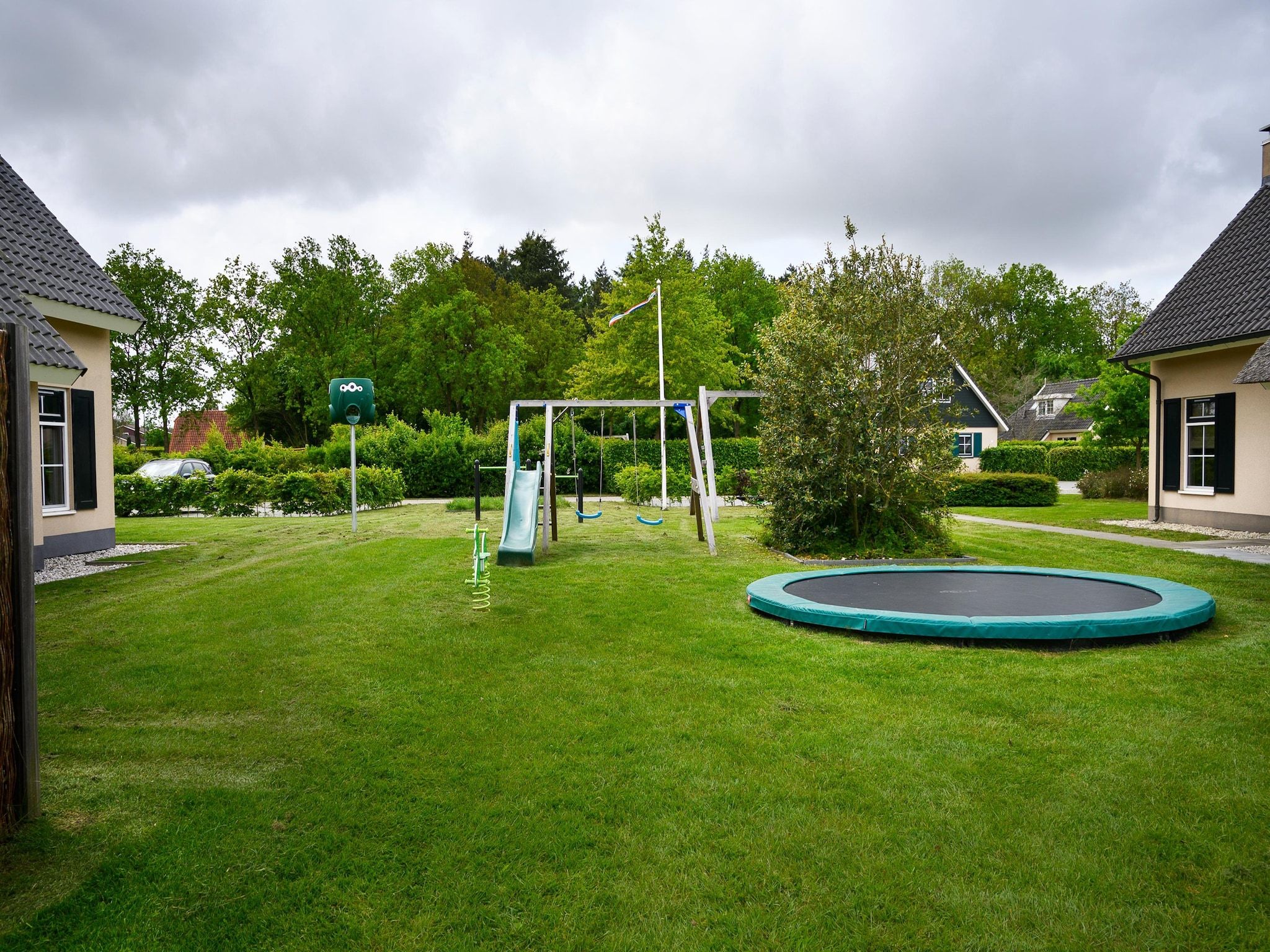 De tuin van 10 pers Lieskehuis Wellness de luxe met sauna buitenspa in Groningen