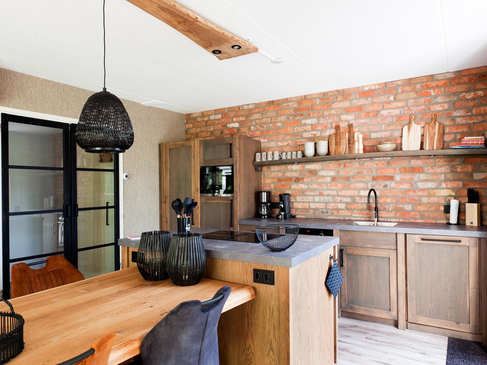 De eetkamer van 8 pers Metbroekhuis Wellness de luxe met sauna & buitenspa in Groningen