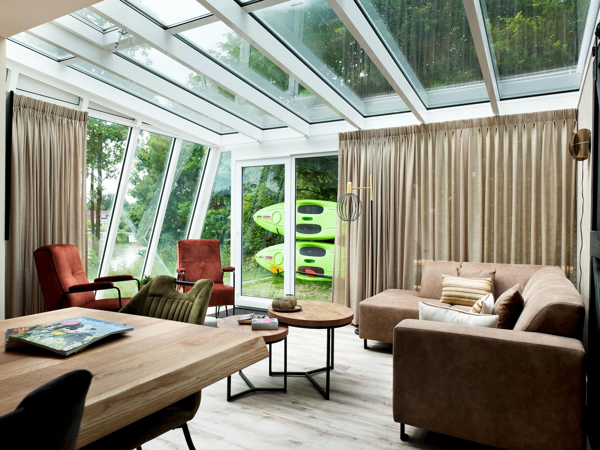 De woonkamer van 8 pers Metbroekhuis Wellness de luxe met sauna & buitenspa in Groningen