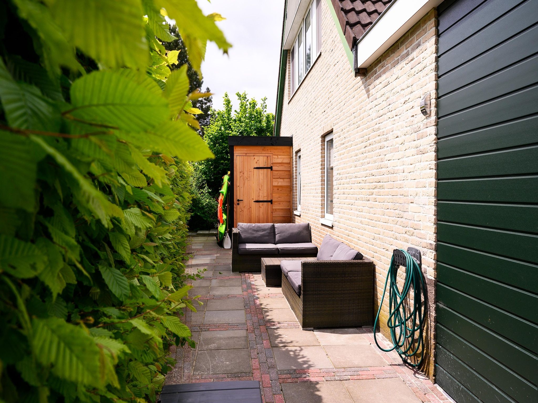 De tuin van 8 pers Westerwolde Prestige Welness met buitenspa in Vlagtwedde