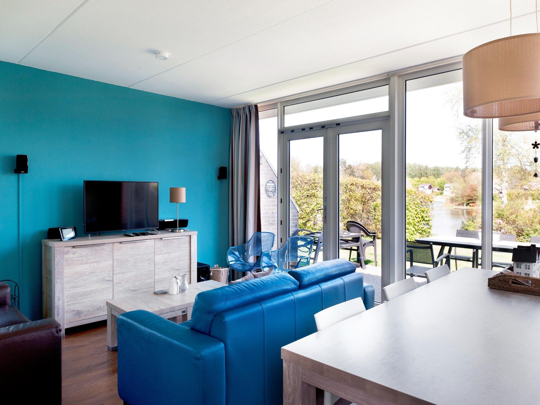 De woonkamer van 6 pers Renneborghuis Wellness Comfort met sauna in Groningen