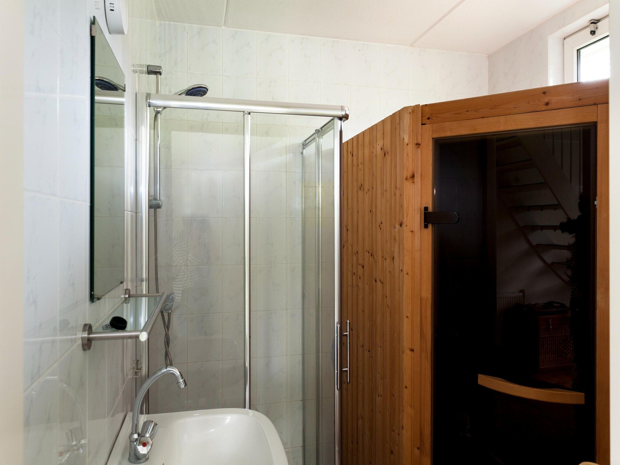 De badkamer van 6 pers Renneborghuis Wellness Comfort met sauna in Groningen