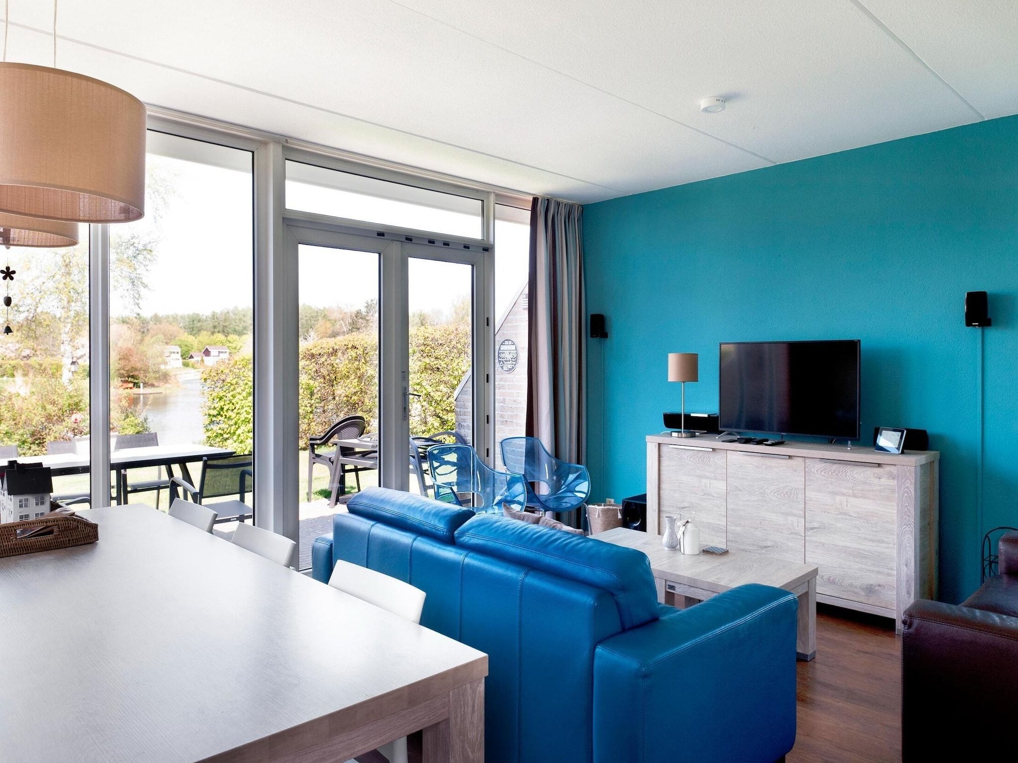 De woonkamer van 6 pers Renneborghuis Wellness Comfort met sauna in Groningen