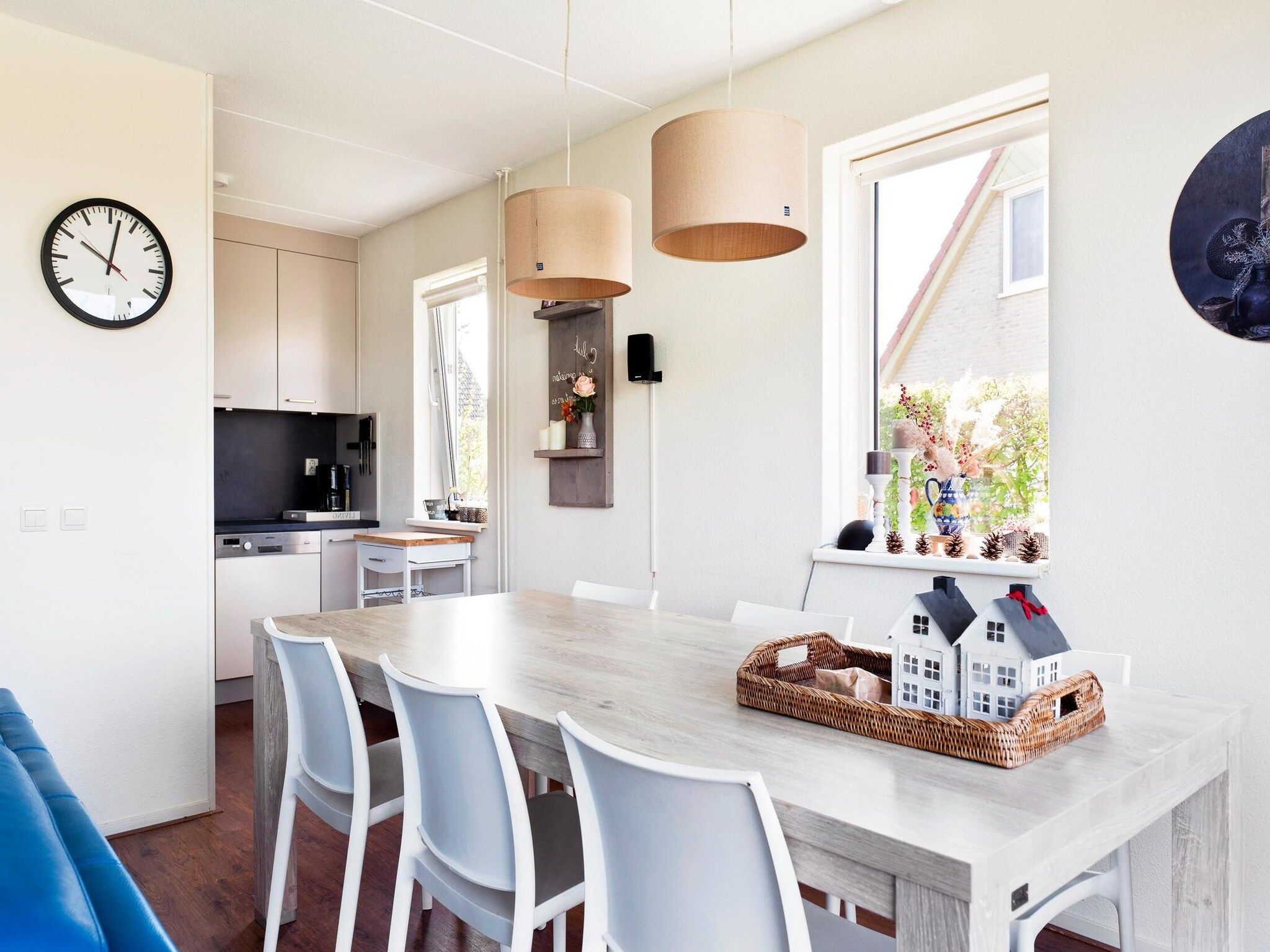 De eetkamer van 6 pers Renneborghuis Wellness Comfort met sauna in Groningen