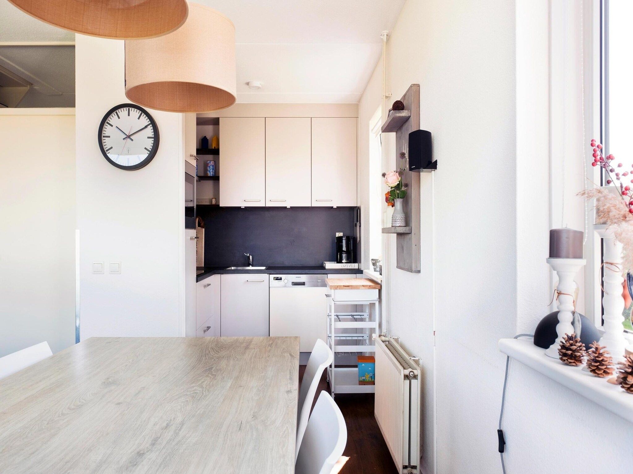 De eetkamer van 6 pers Renneborghuis Wellness Comfort met sauna in Groningen