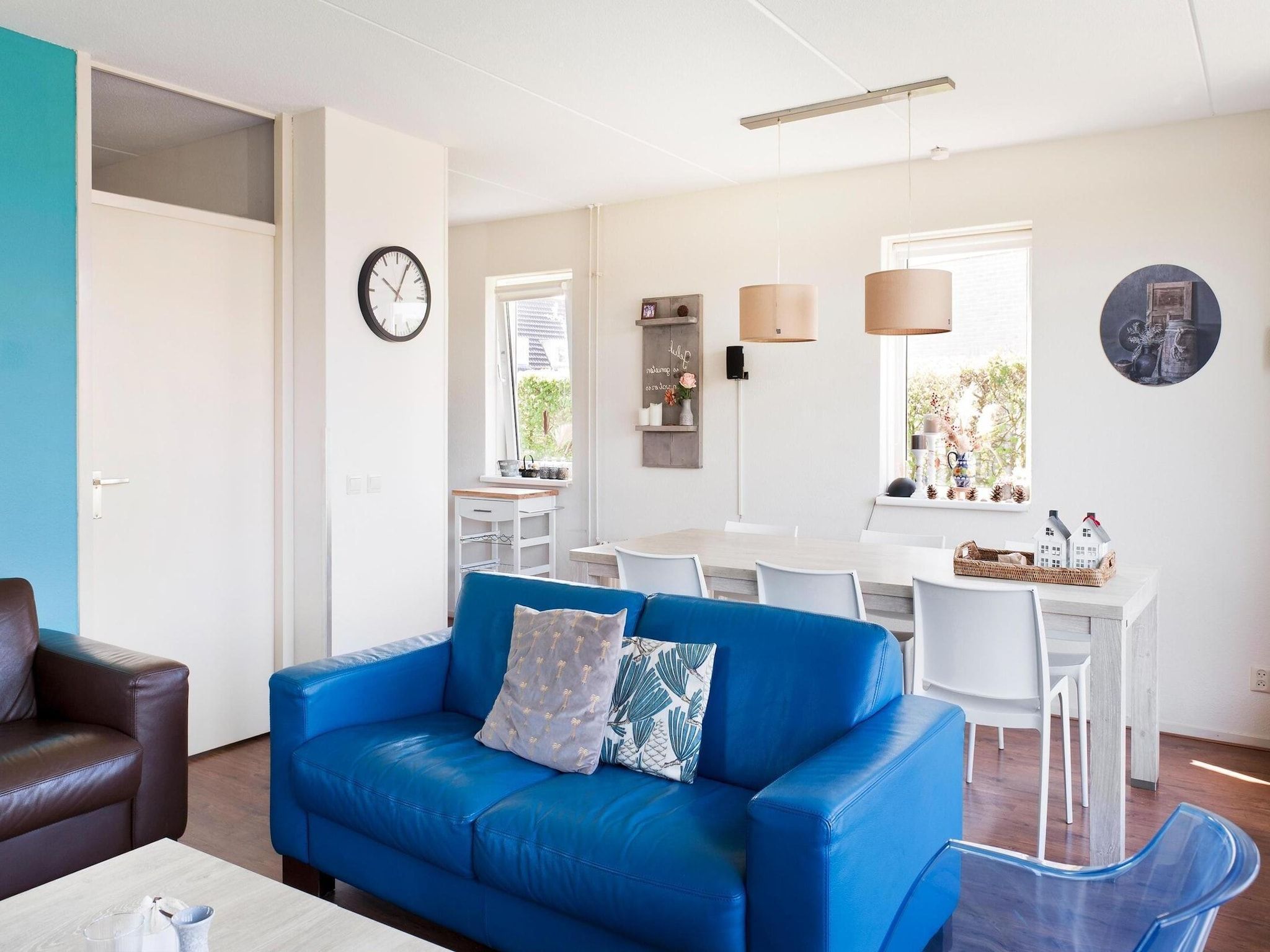 De woonkamer van 6 pers Renneborghuis Wellness Comfort met sauna in Groningen