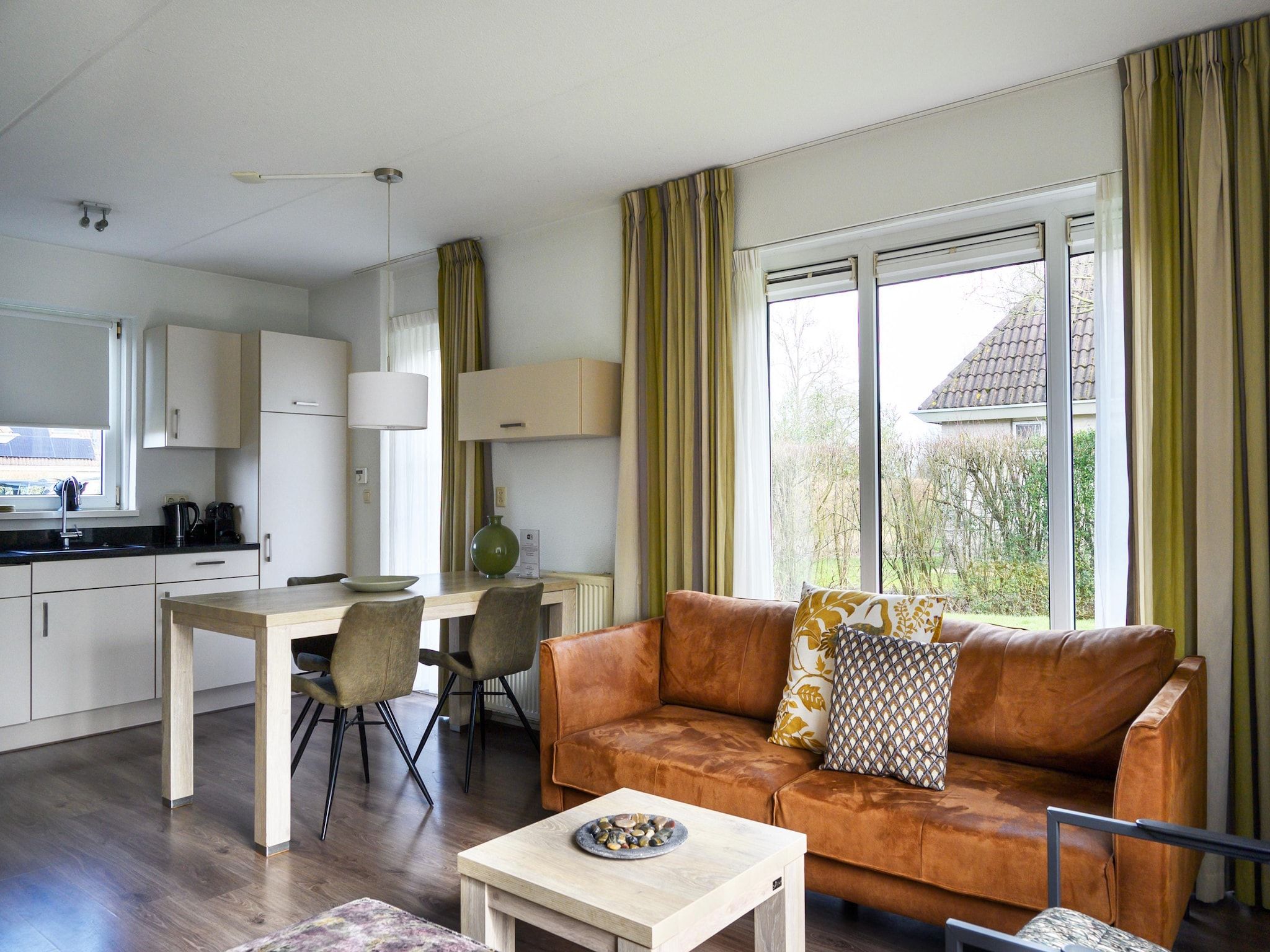 De woonkamer van Blêd Wellness de luxe VIP in Friesland