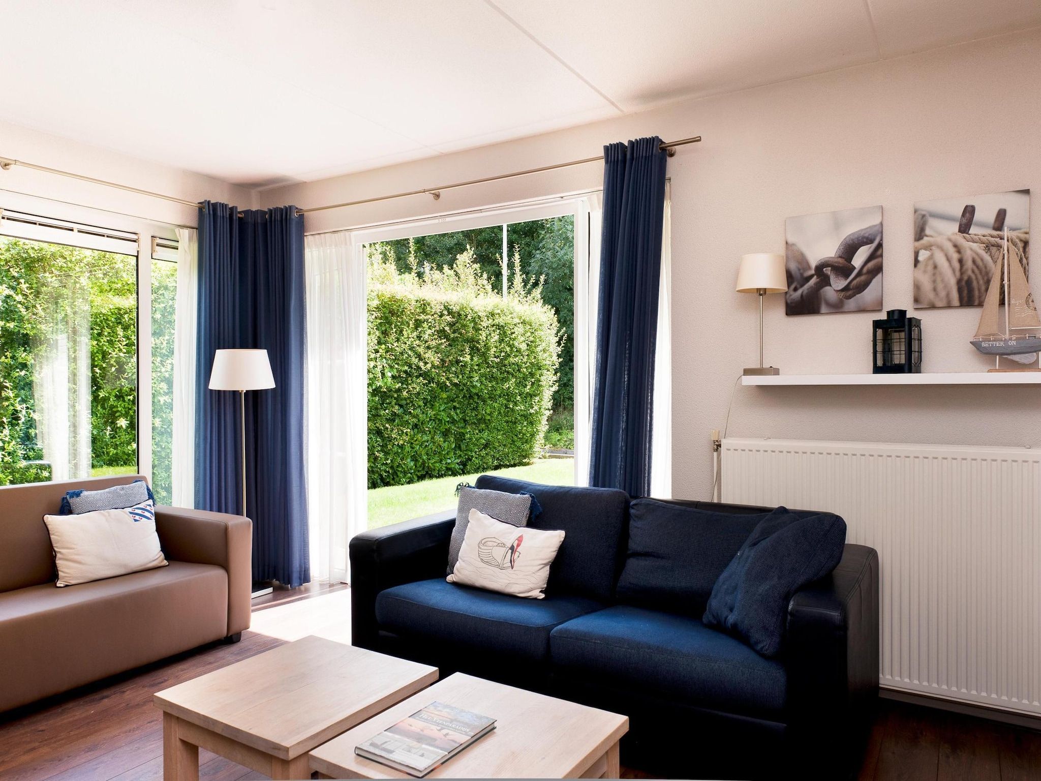 De woonkamer van Skip Wellness de luxe met sauna in Friesland