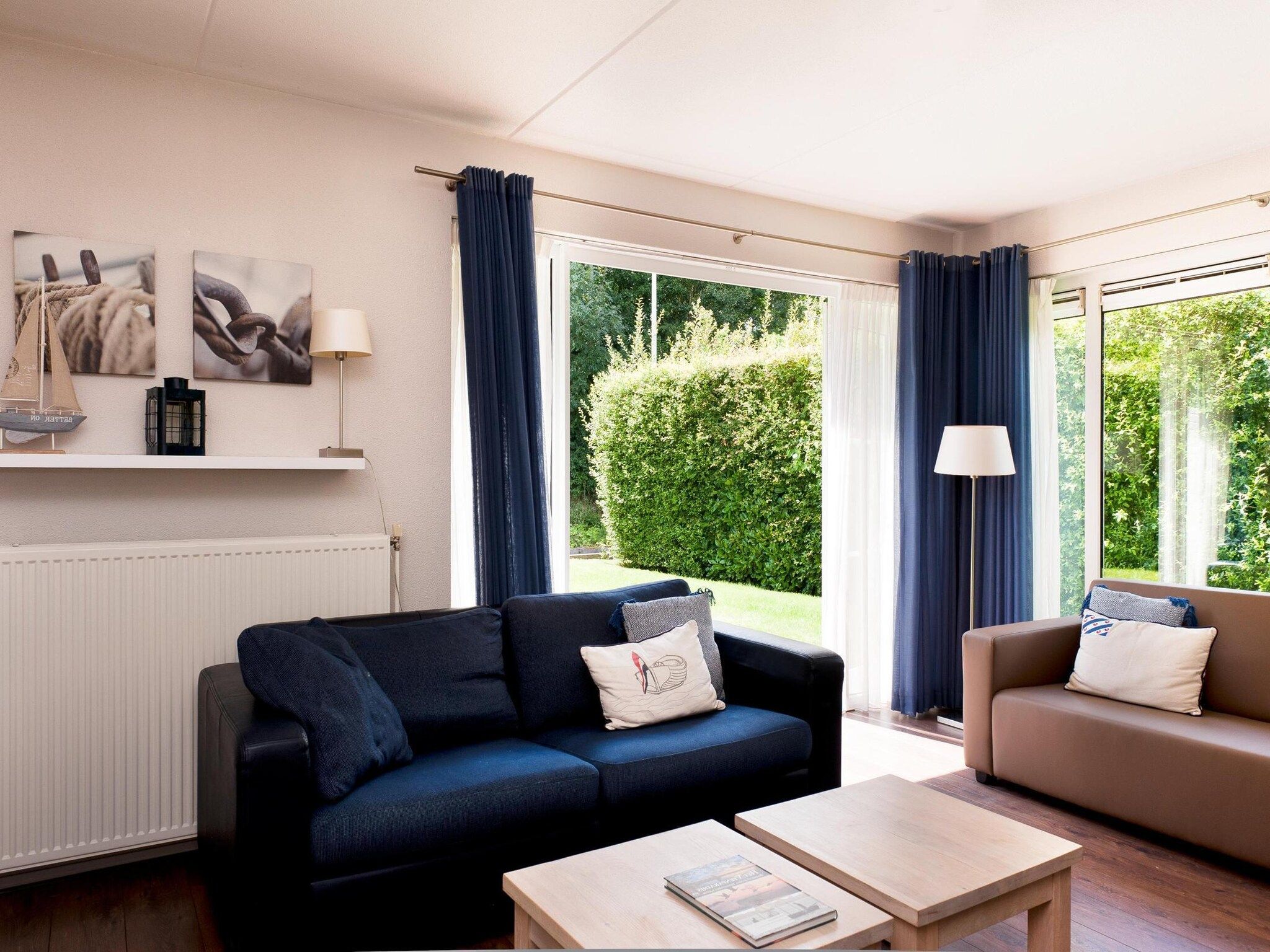 De woonkamer van Skip Wellness de luxe met sauna in Friesland