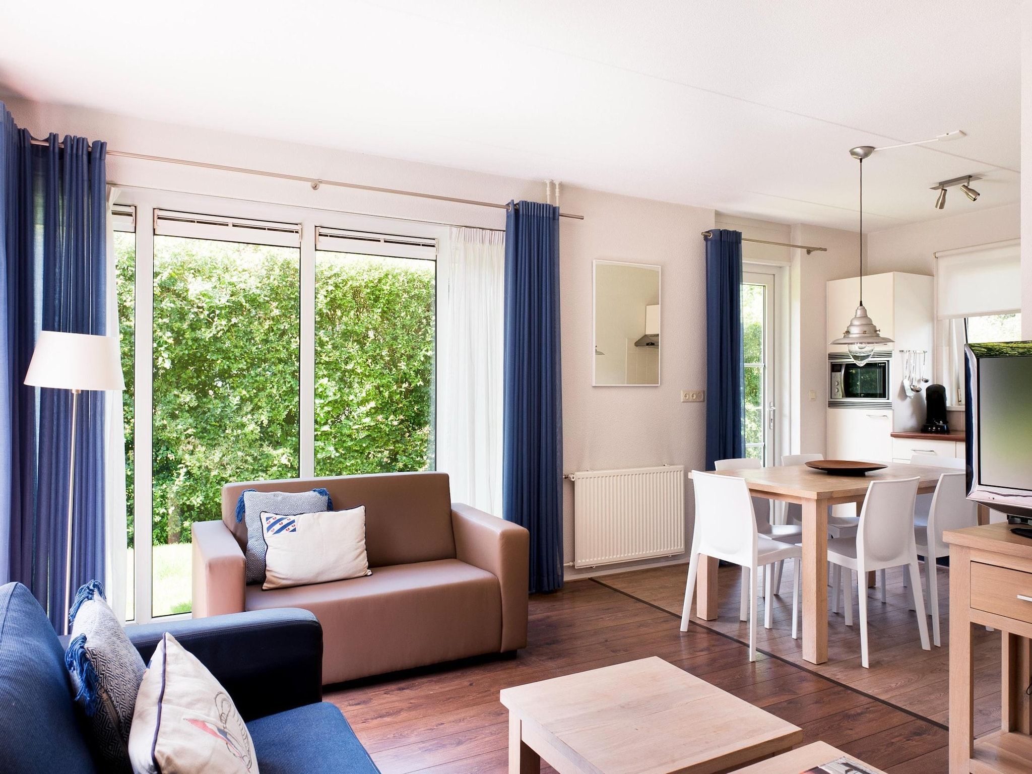 De woonkamer van Skip Wellness de luxe met sauna in Friesland