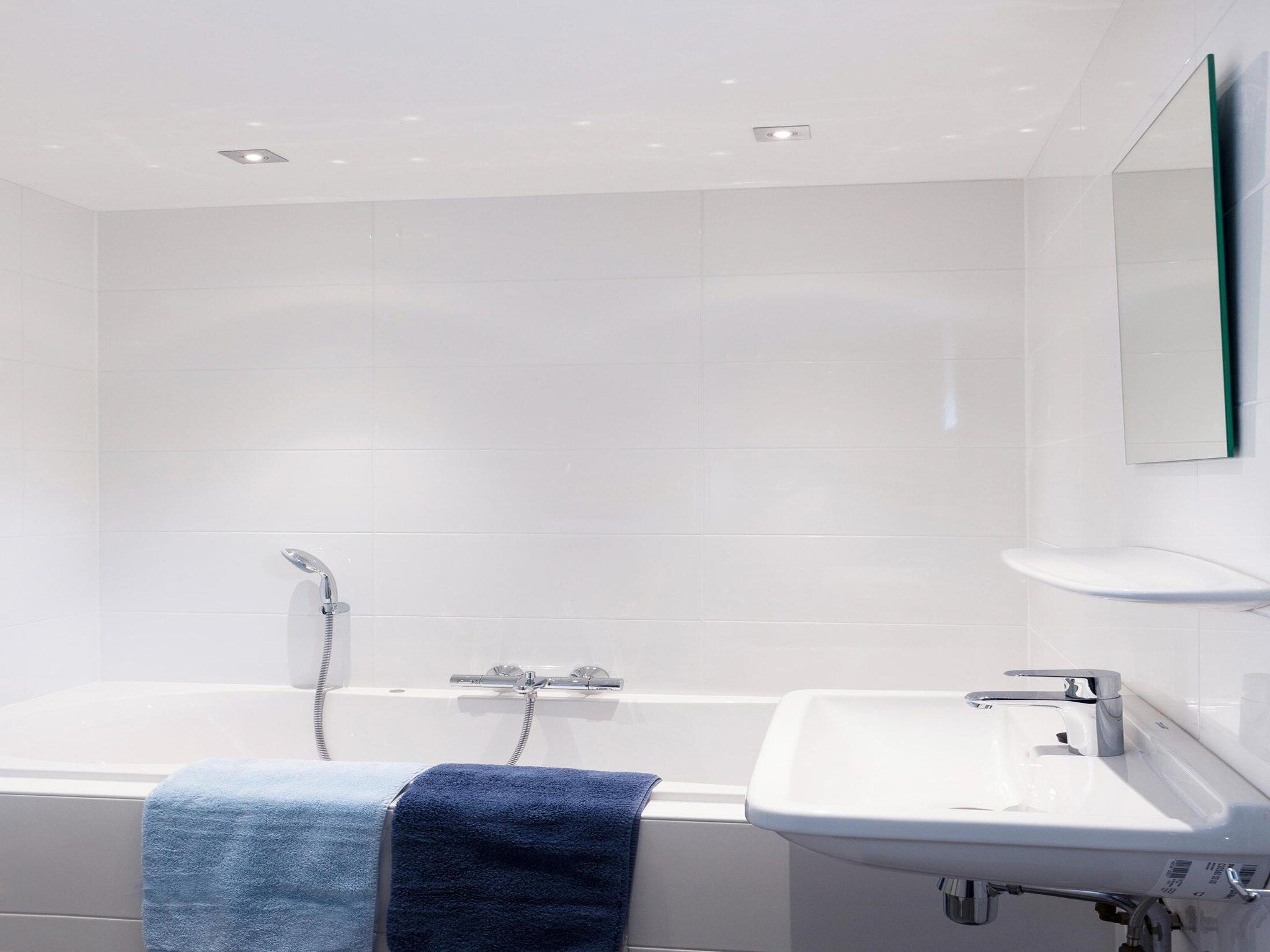 De badkamer van Skip Wellness de luxe met sauna in Friesland