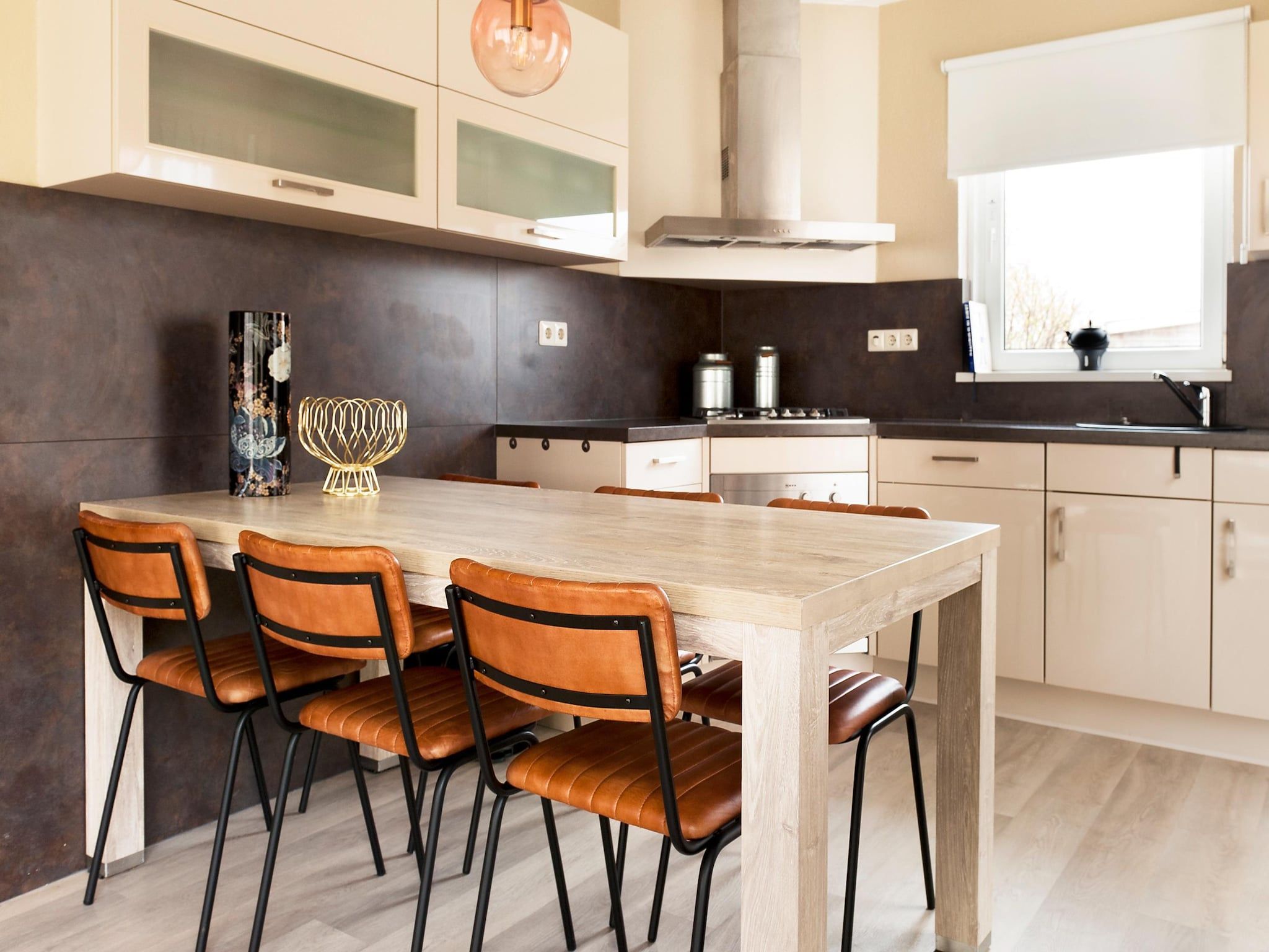 De keuken van Tobke Wellness de luxe VIP met sauna met buitenspa in Friesland