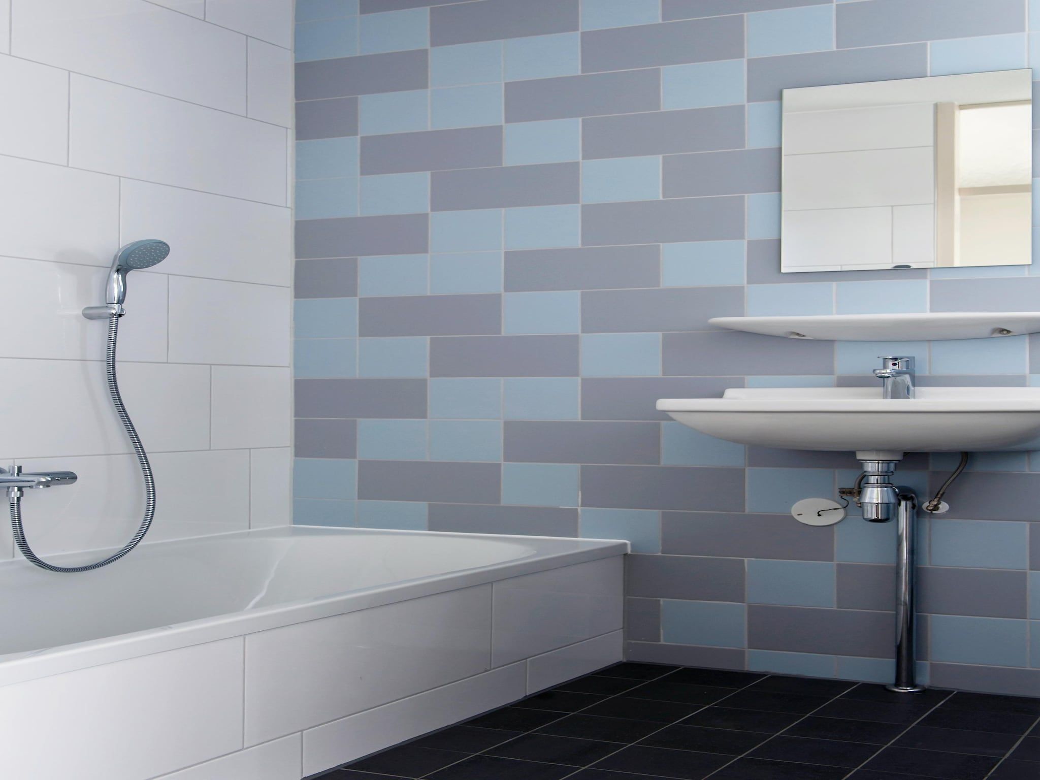 De badkamer van Tobke Wellness de luxe VIP met sauna met buitenspa in Friesland