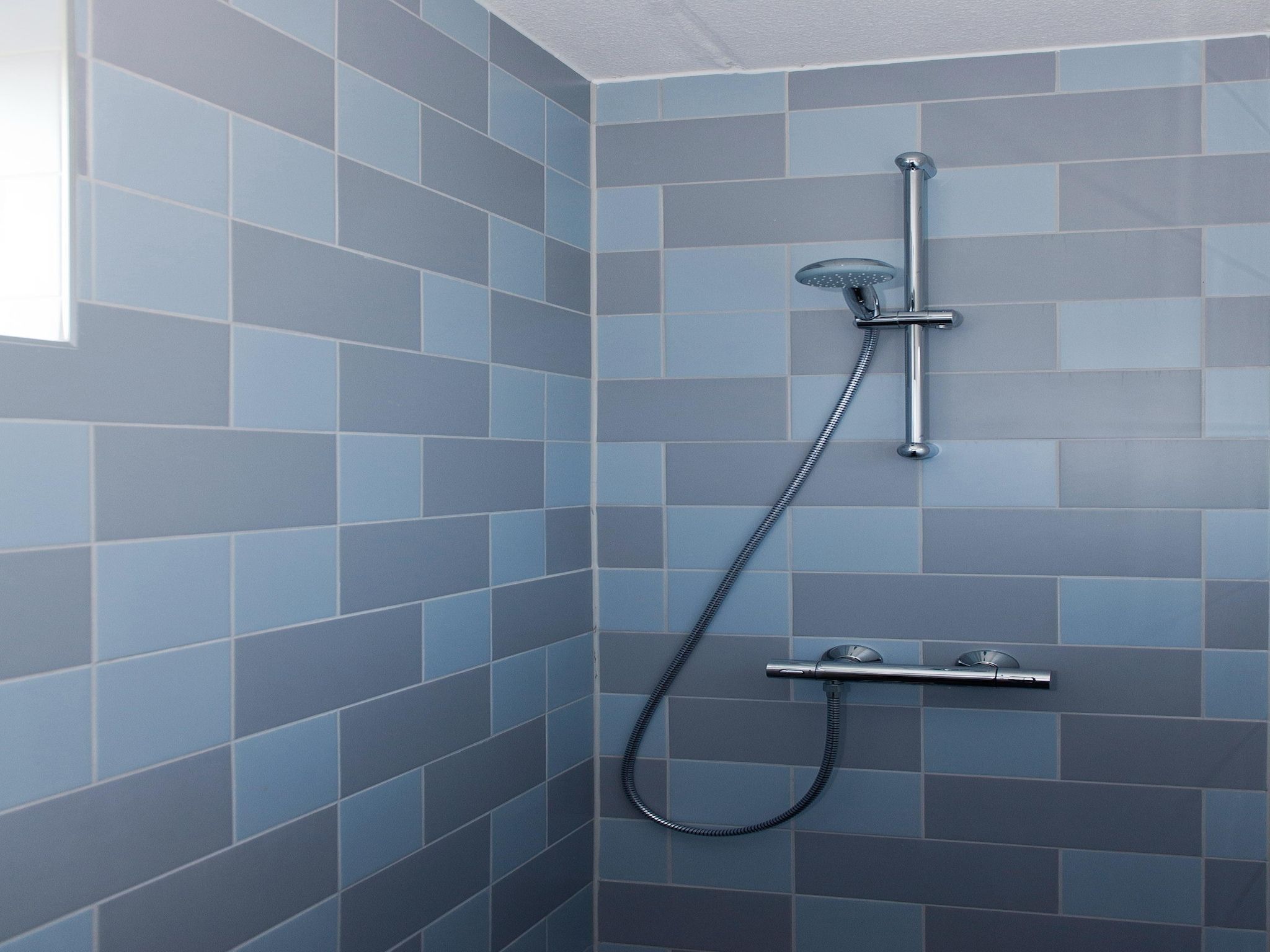 De badkamer van Tobke Wellness de luxe VIP met sauna met buitenspa in Friesland