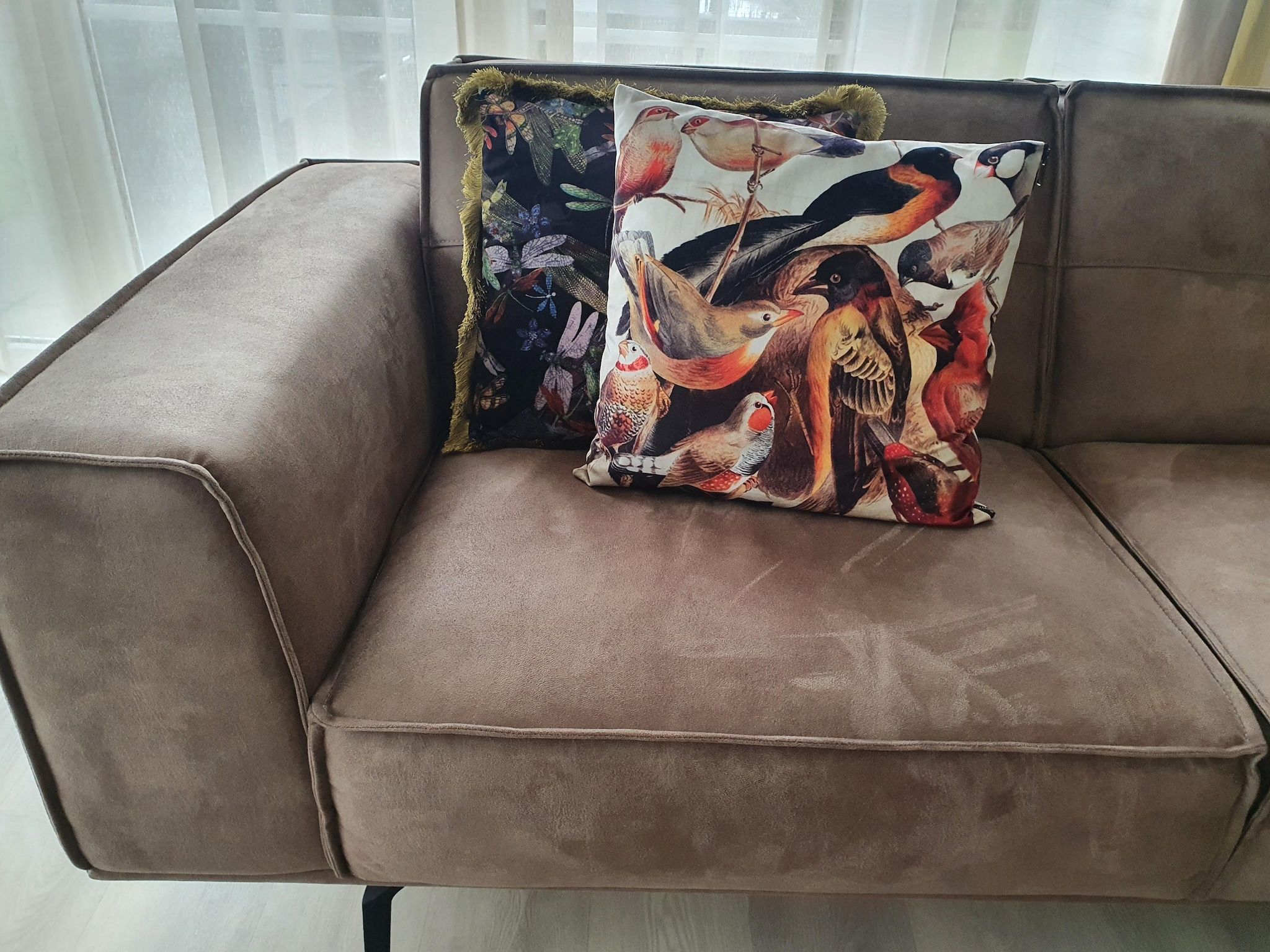 De woonkamer van Tobke Wellness de luxe VIP met sauna met buitenspa in Friesland