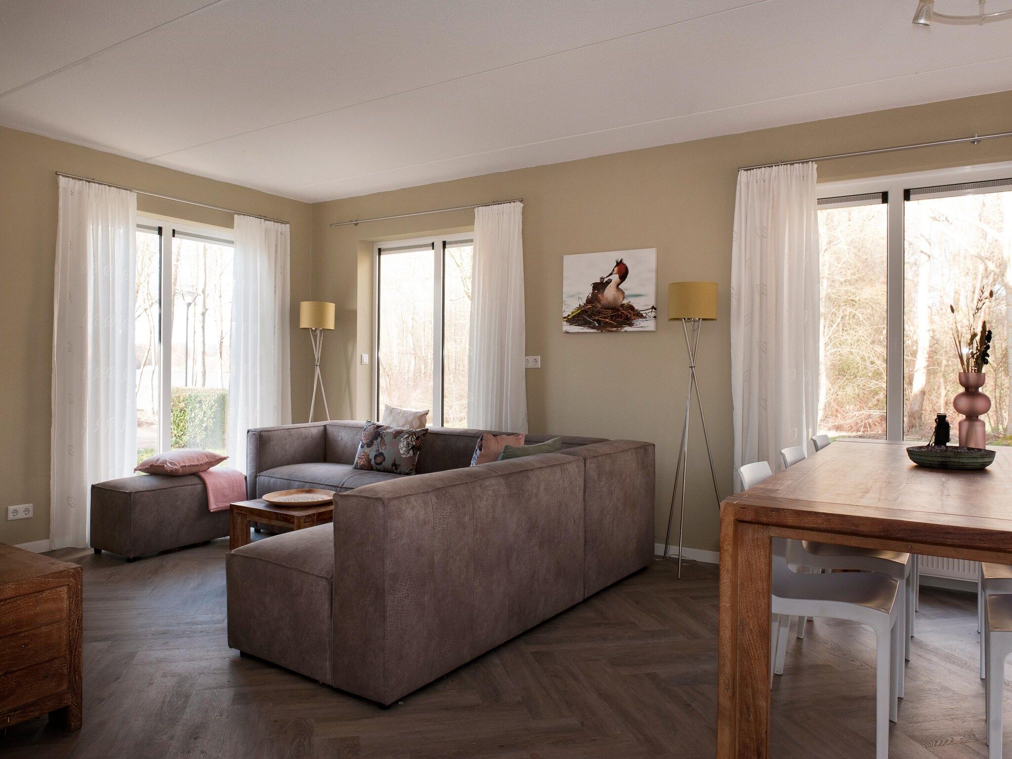 De woonkamer van Grand Fisker Wellness de luxe met sauna buitenspa & sloep seizoensgebonden in Friesland