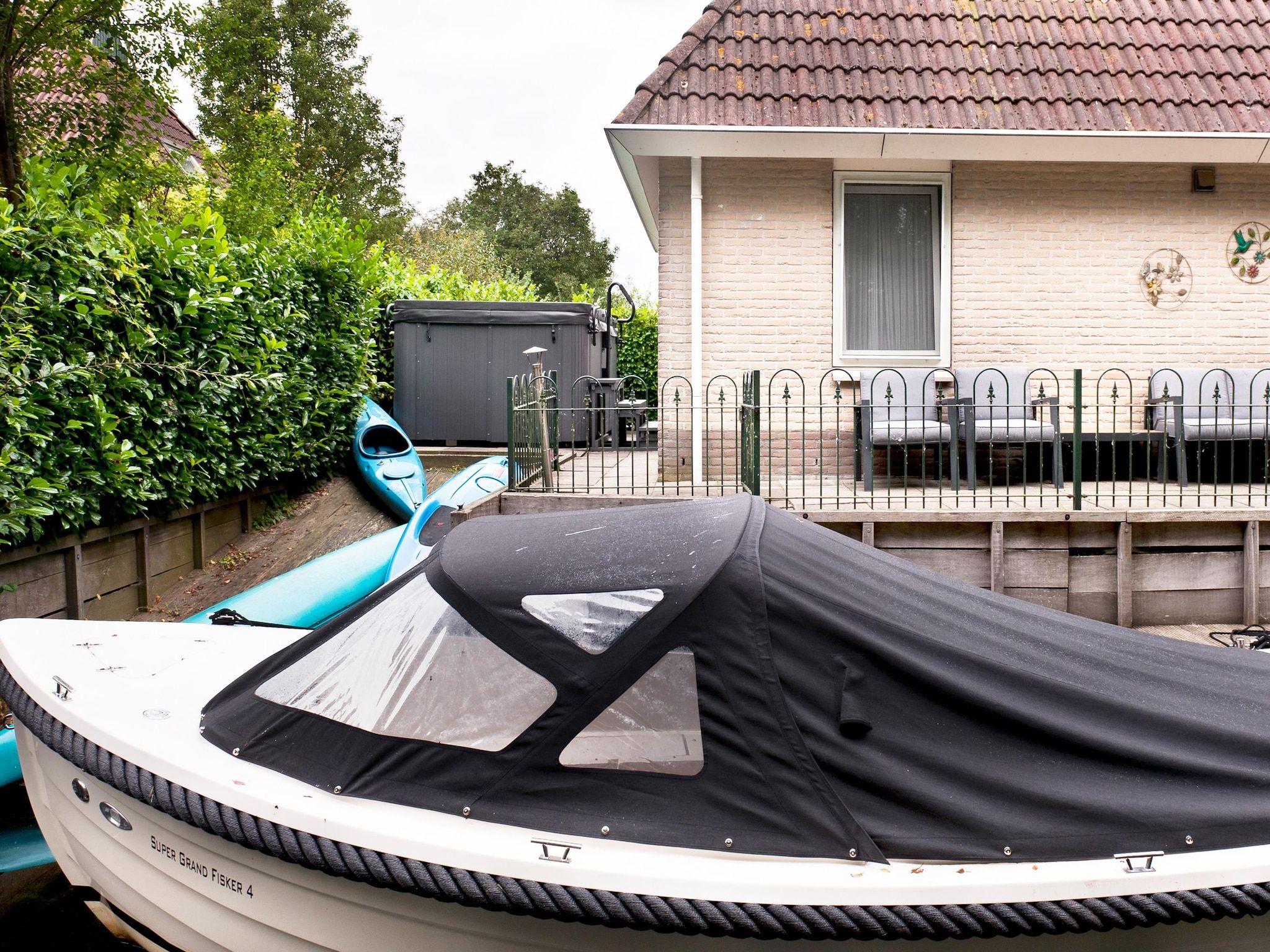 Voorzieningen bij Grand Fisker Wellness de luxe met sauna buitenspa & sloep seizoensgebonden in Friesland