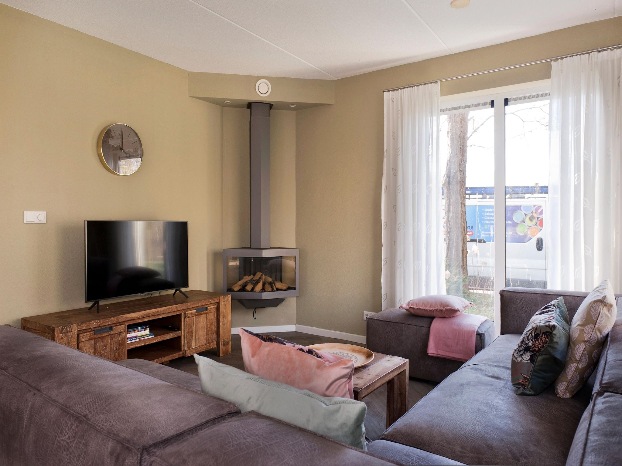 De woonkamer van Grand Fisker Wellness de luxe met sauna buitenspa & sloep seizoensgebonden in Friesland