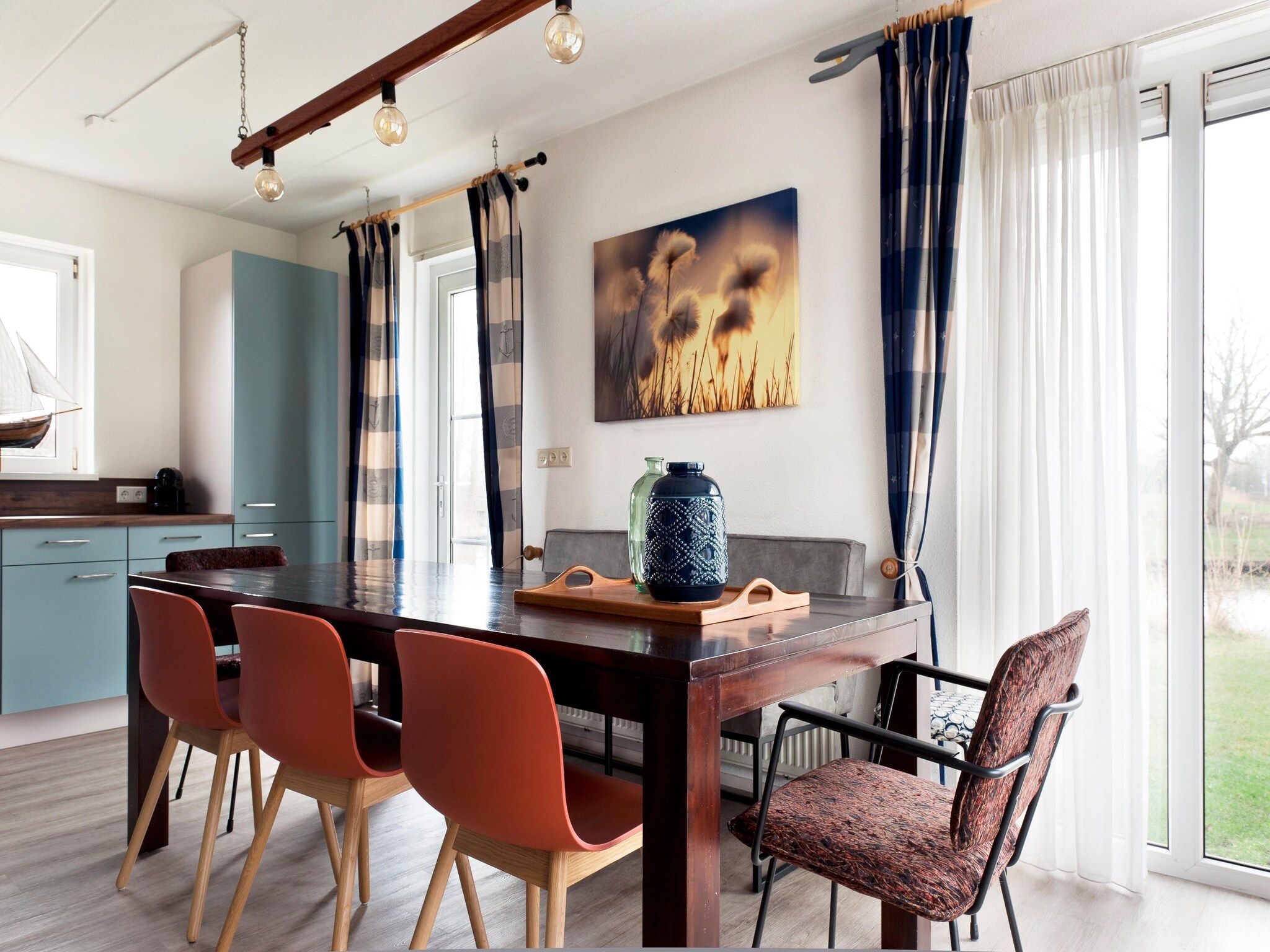 De eetkamer van Grand Fisker Wellness de luxe met sauna buitenspa & sloep seizoensgebonden in Friesland