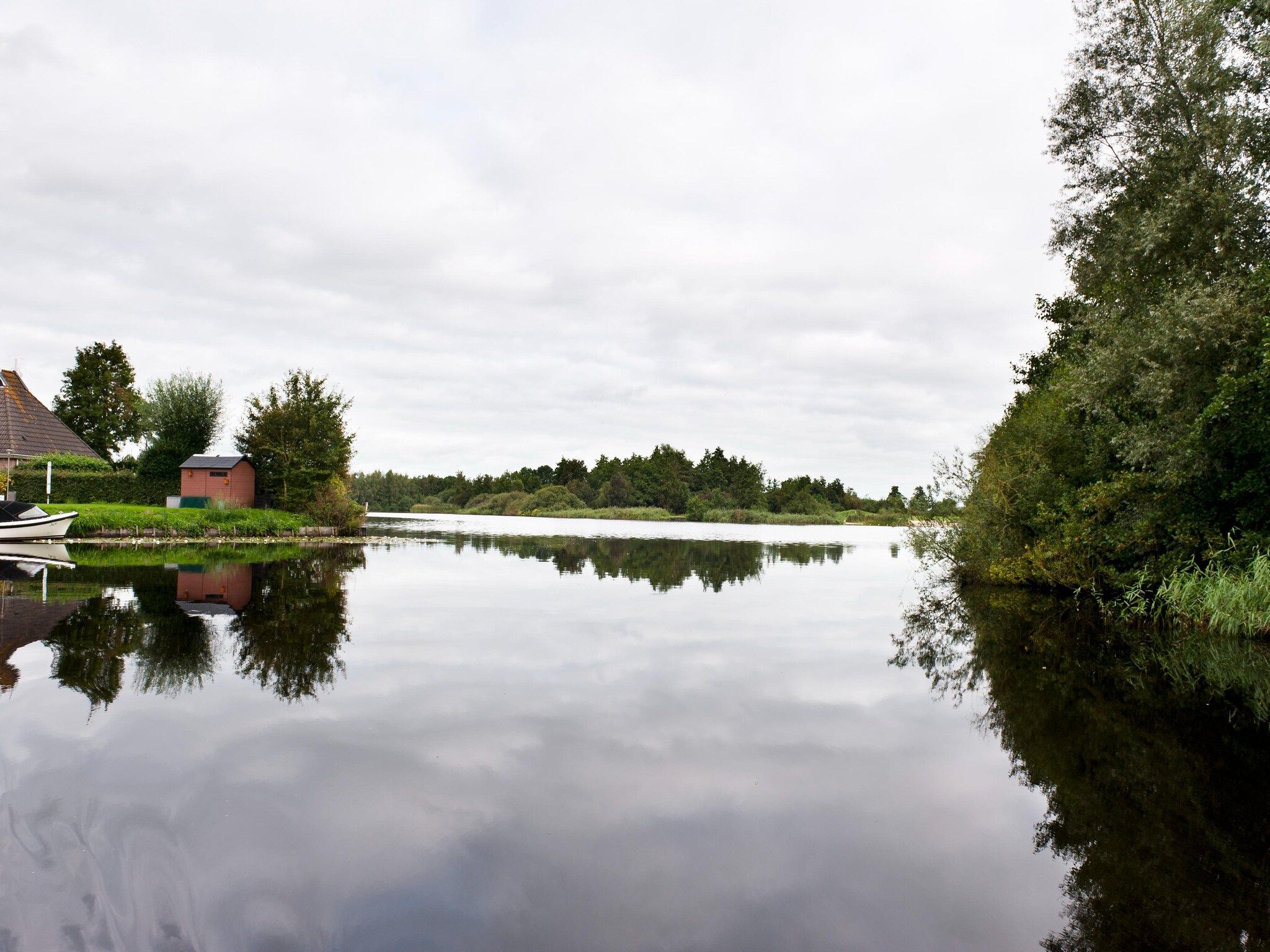 De omgeving van Grand Fisker Wellness de luxe met sauna buitenspa & sloep seizoensgebonden in Friesland