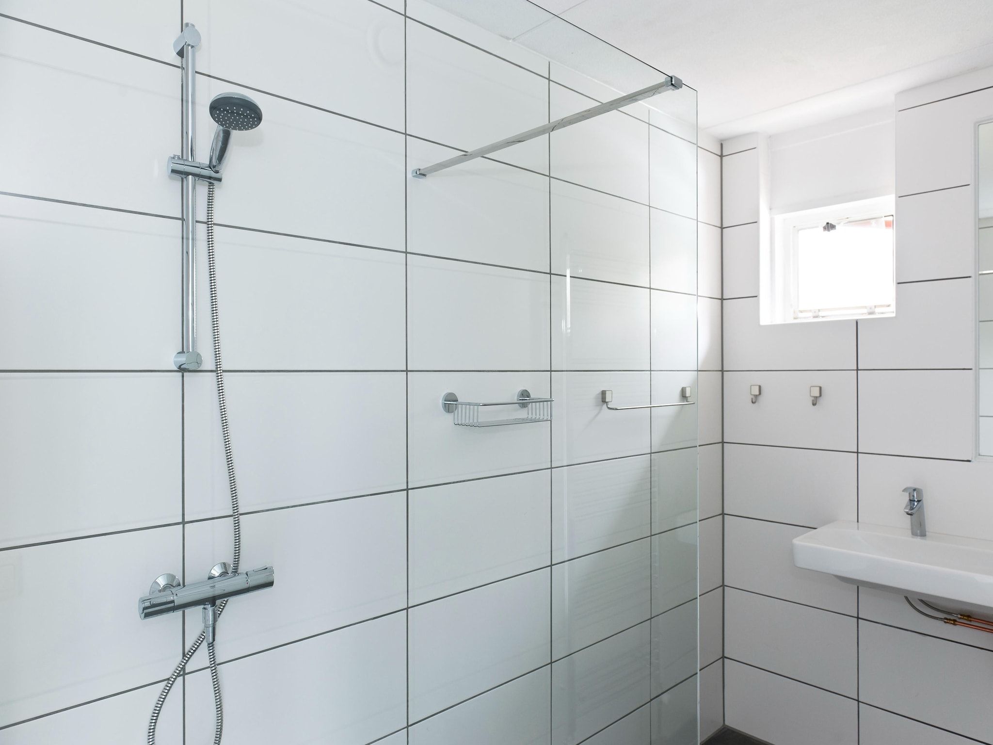 De badkamer van Grand Fisker Wellness de luxe met sauna buitenspa & sloep seizoensgebonden in Friesland