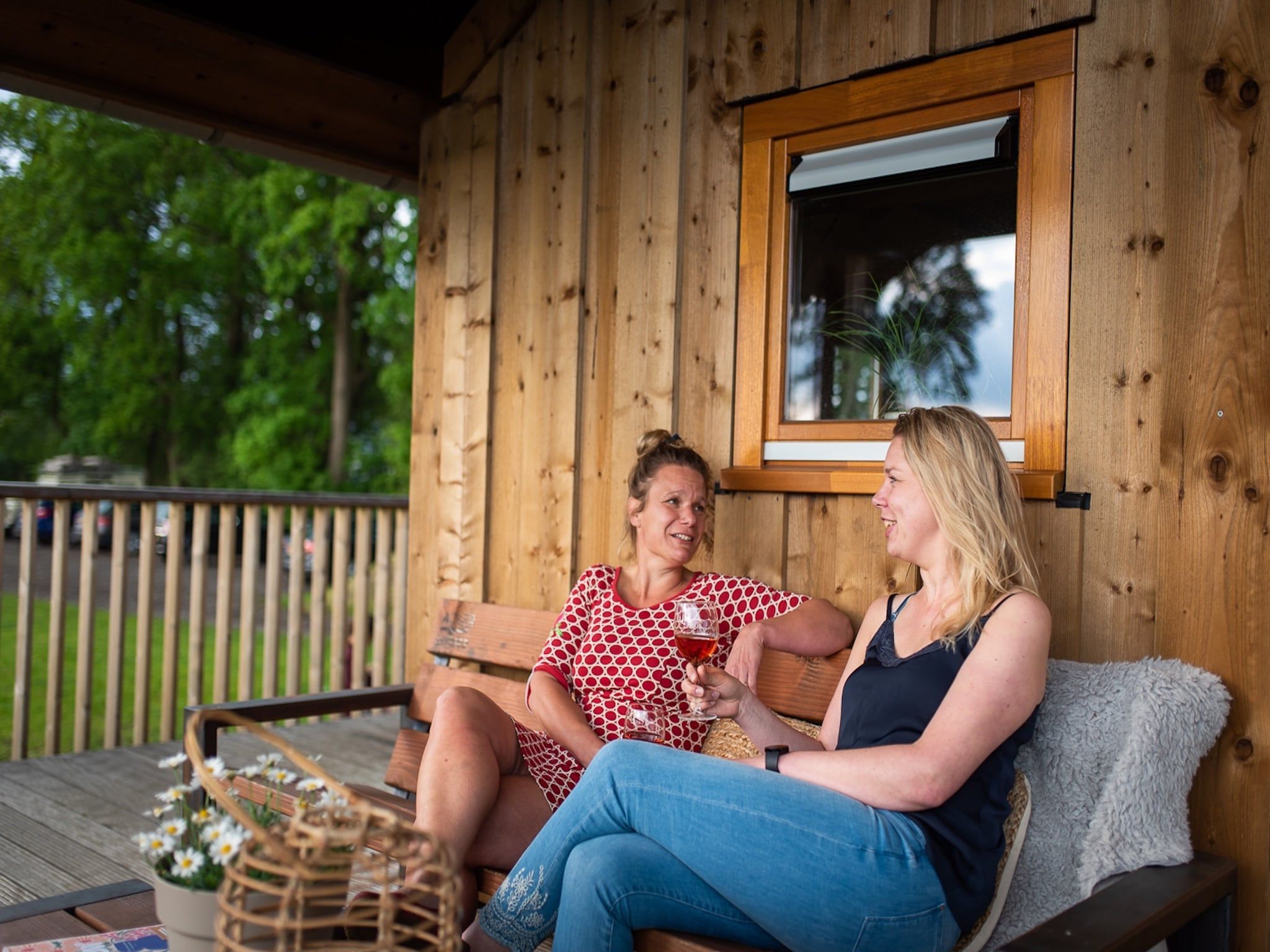 Het terras van Acker Lodges 1 in Ruinerwold