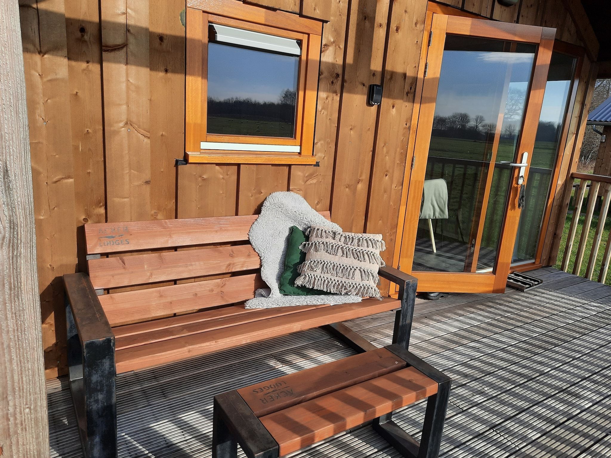Het terras van Acker Lodges 1 in Ruinerwold