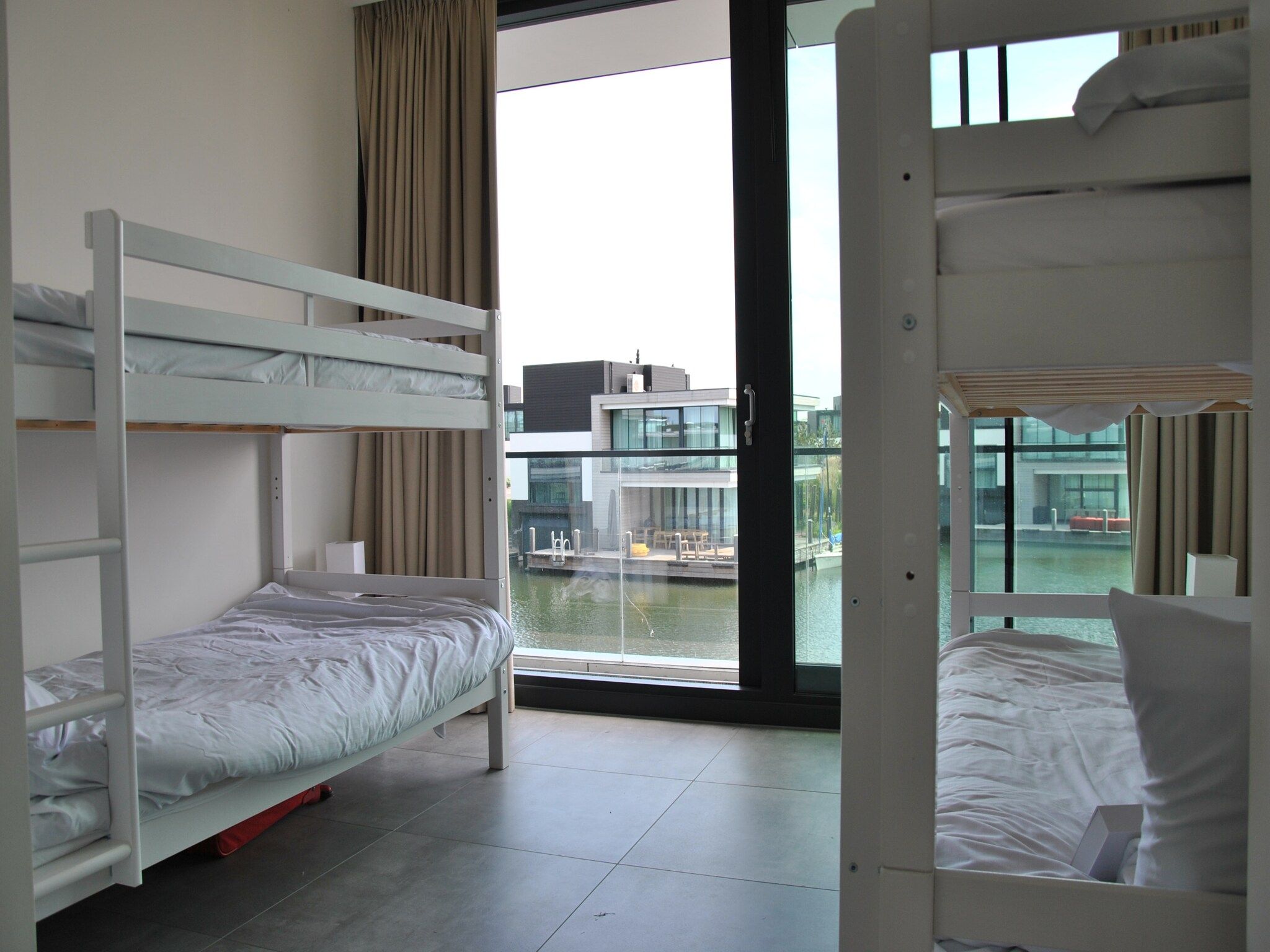 Een slaapkamer van Harbour Village 15 in Arnemuiden