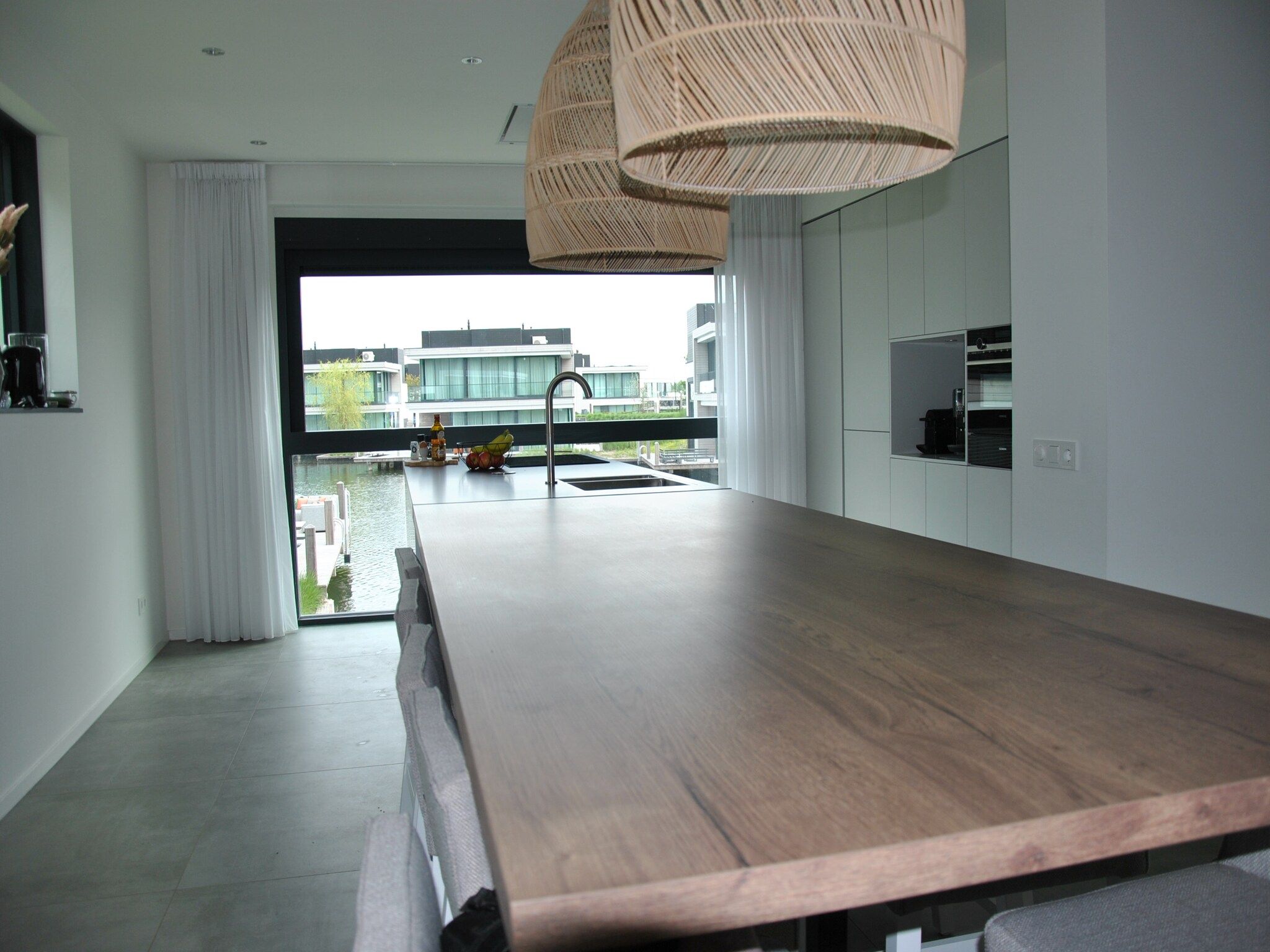 De keuken van Harbour Village 15 in Arnemuiden