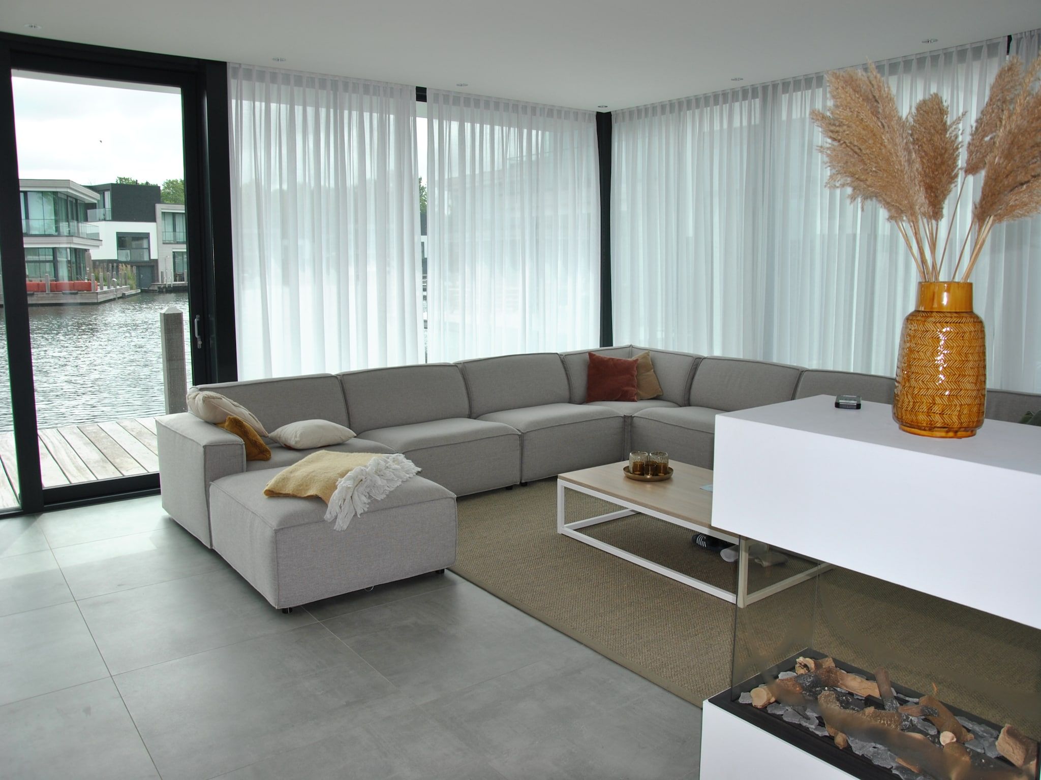 De woonkamer van Harbour Village 15 in Arnemuiden