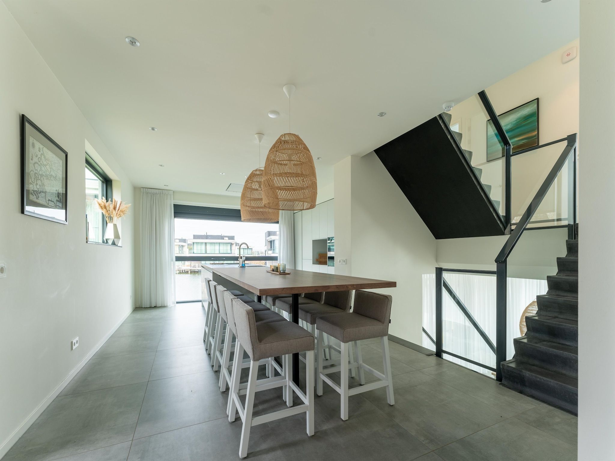 De eetkamer van Harbour Village 15 in Arnemuiden