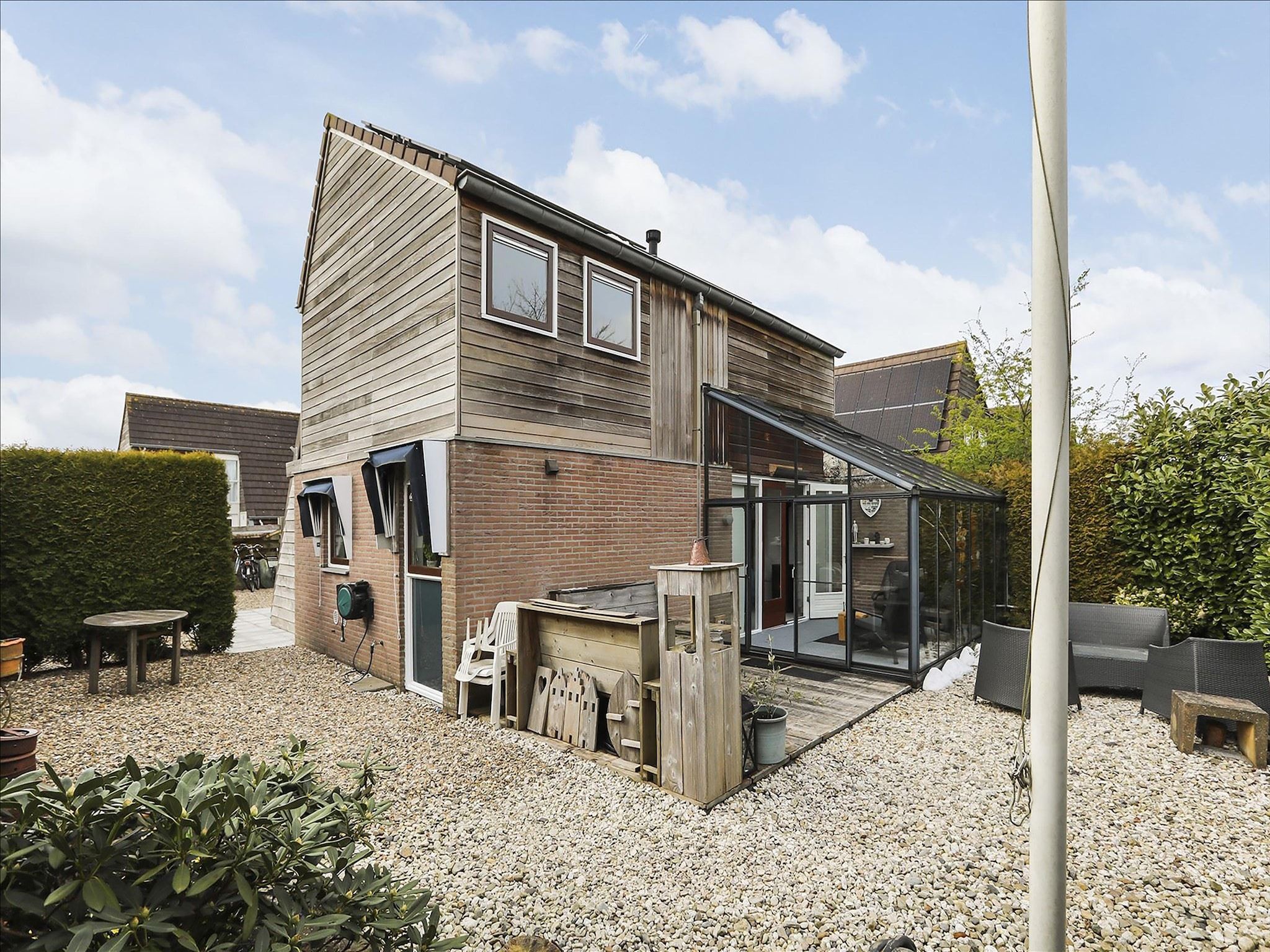 De buitenkant van Combinatie nr 105 en 110 in Grou