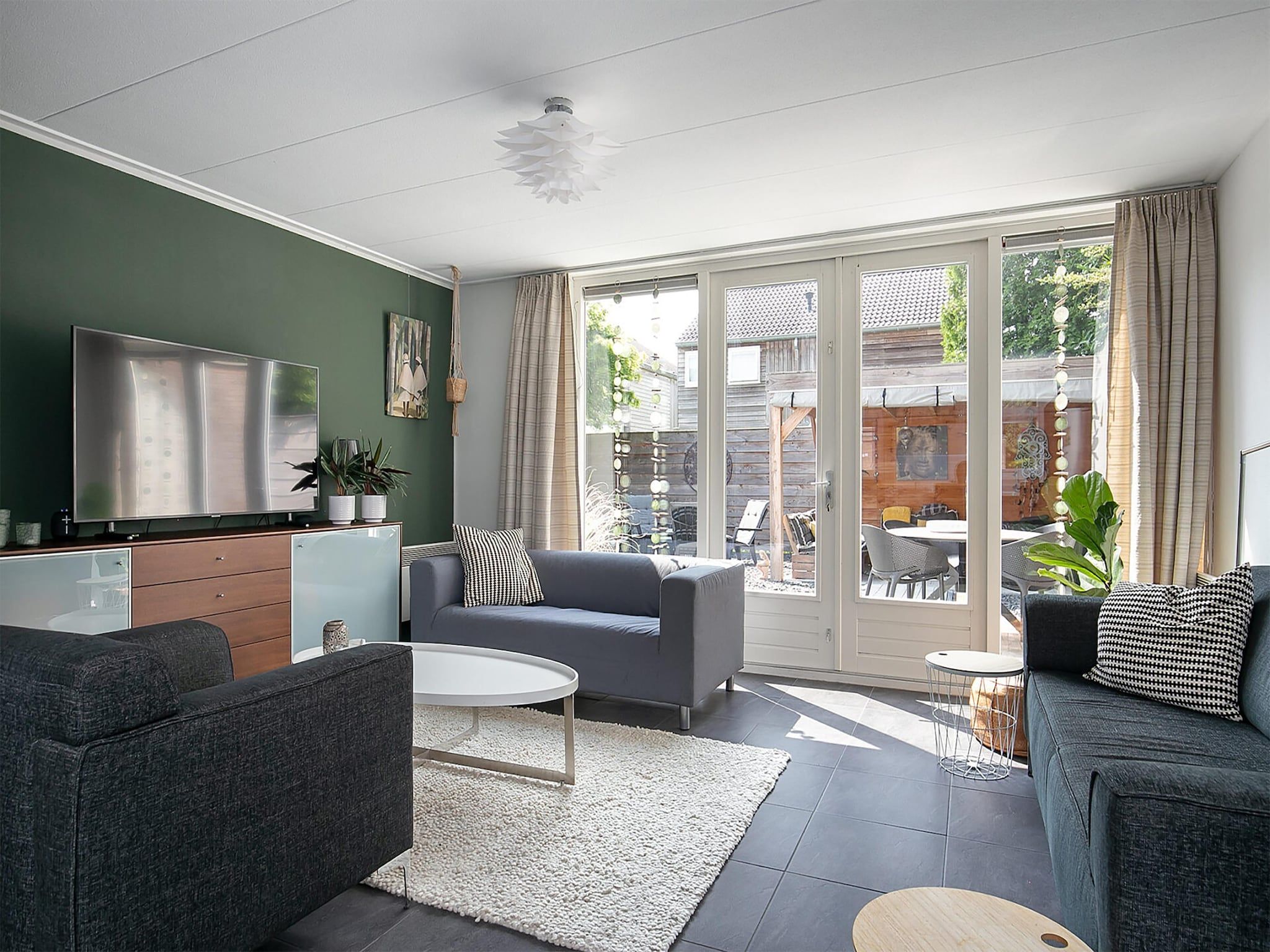 De woonkamer van Combinatie nr 105 en 110 in Grou