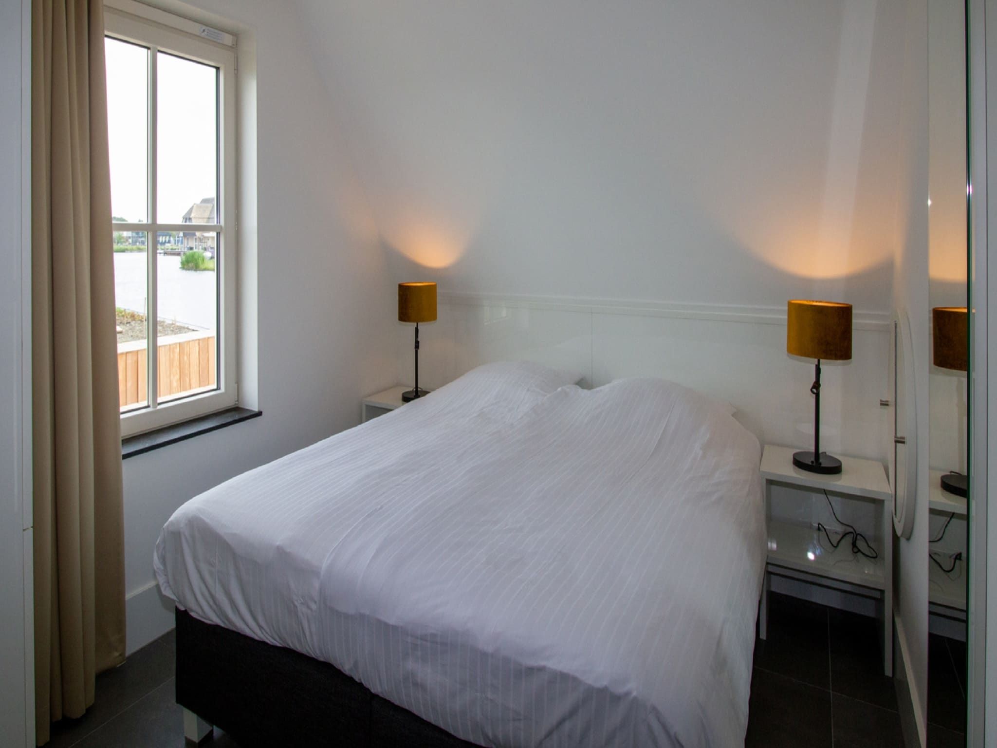 Een slaapkamer van Friese Meren Villa's 20 in Delfstrahuizen