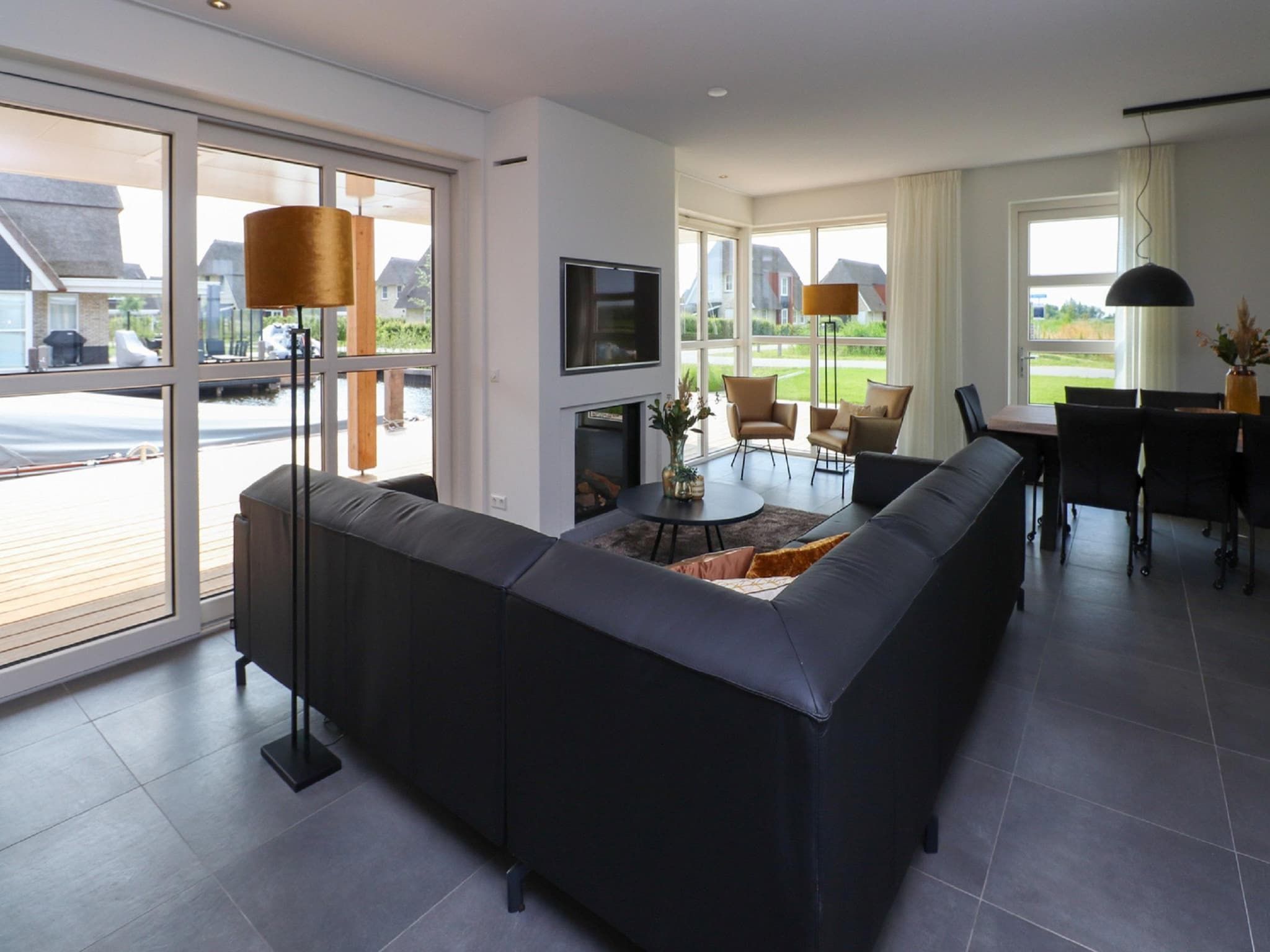 De woonkamer van Friese Meren Villa's 20 in Delfstrahuizen