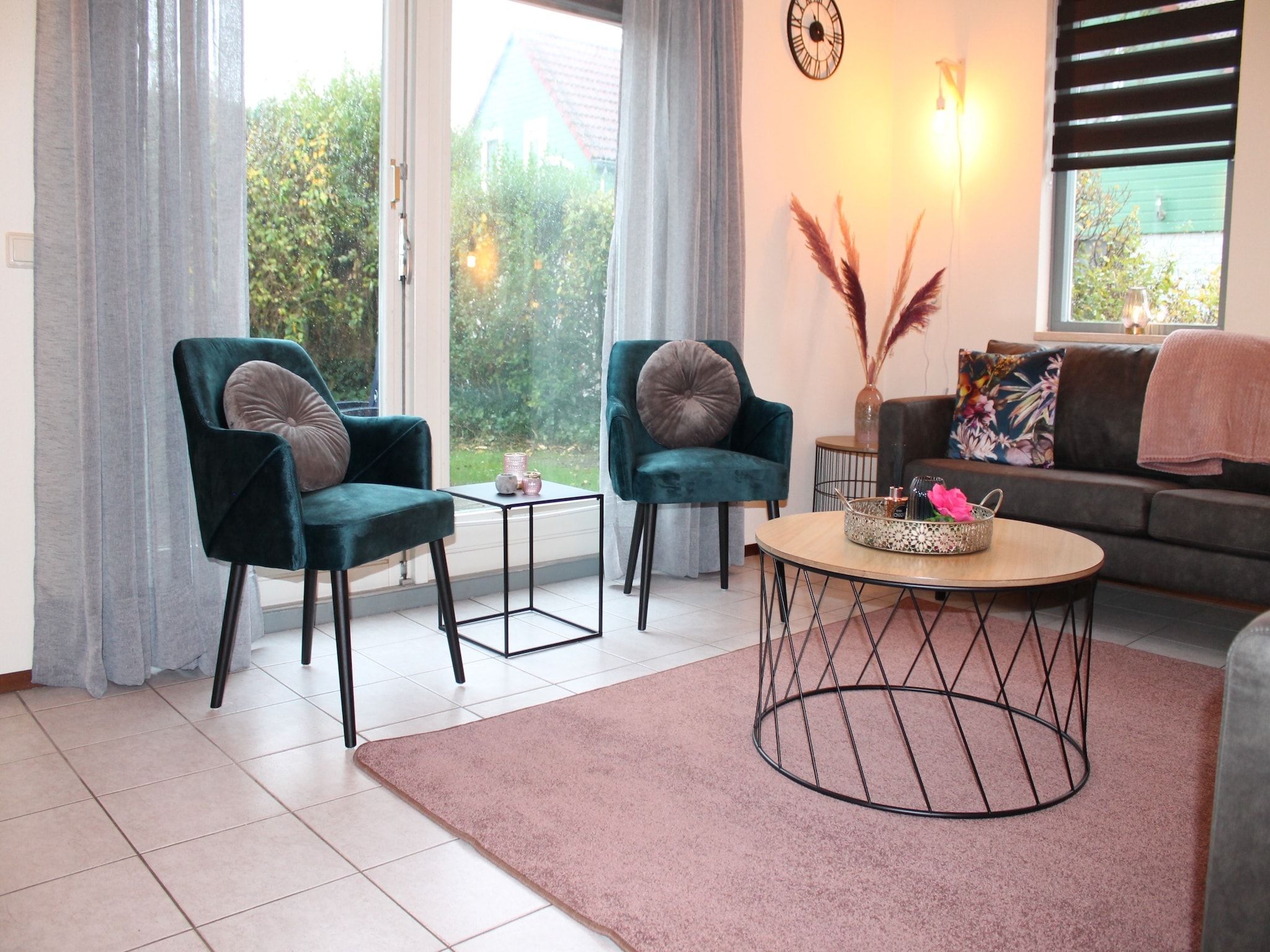 De woonkamer van Villapark De Oesterbaai 111 in Wemeldinge