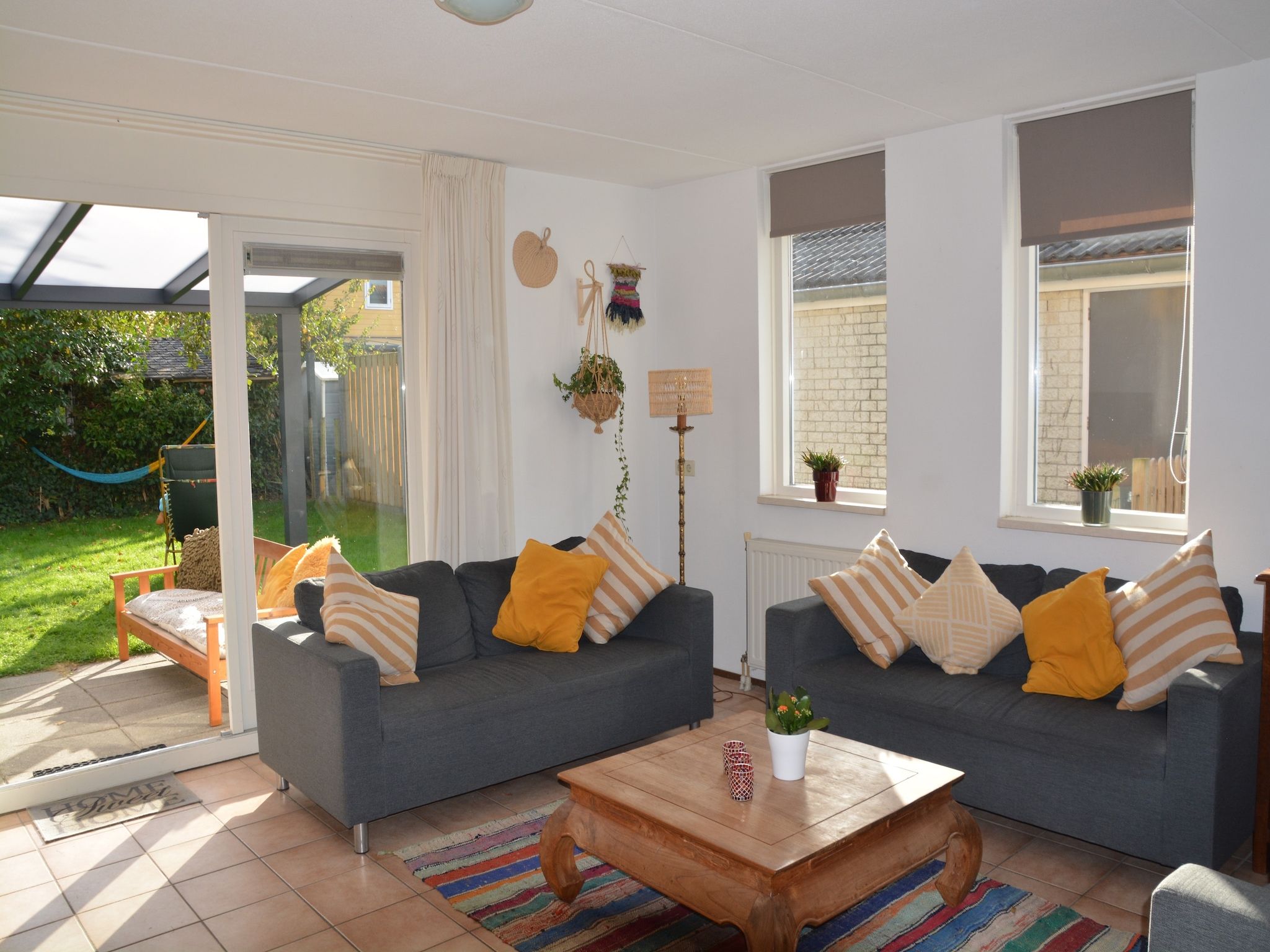 De woonkamer van Villapark De Oesterbaai 110 in Wemeldinge