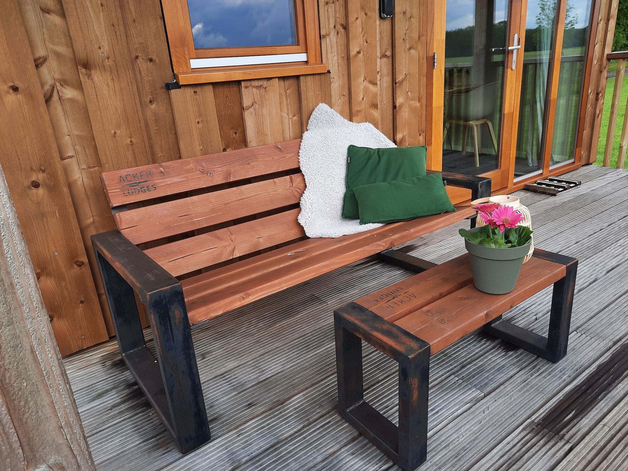 Het terras van Acker Lodges 2 in Ruinerwold