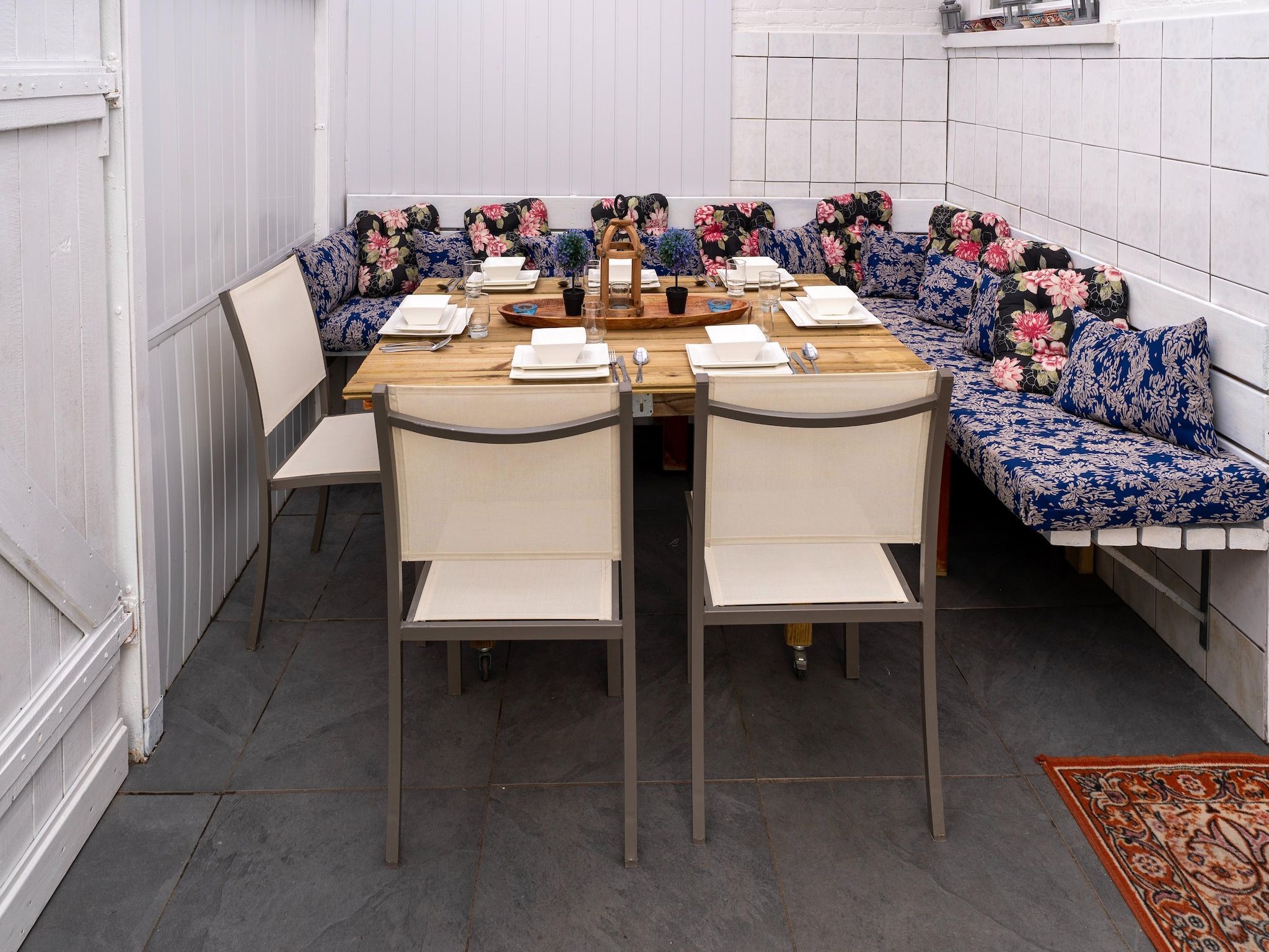 Het terras van Vakantiewoning Aarab in Vlissingen