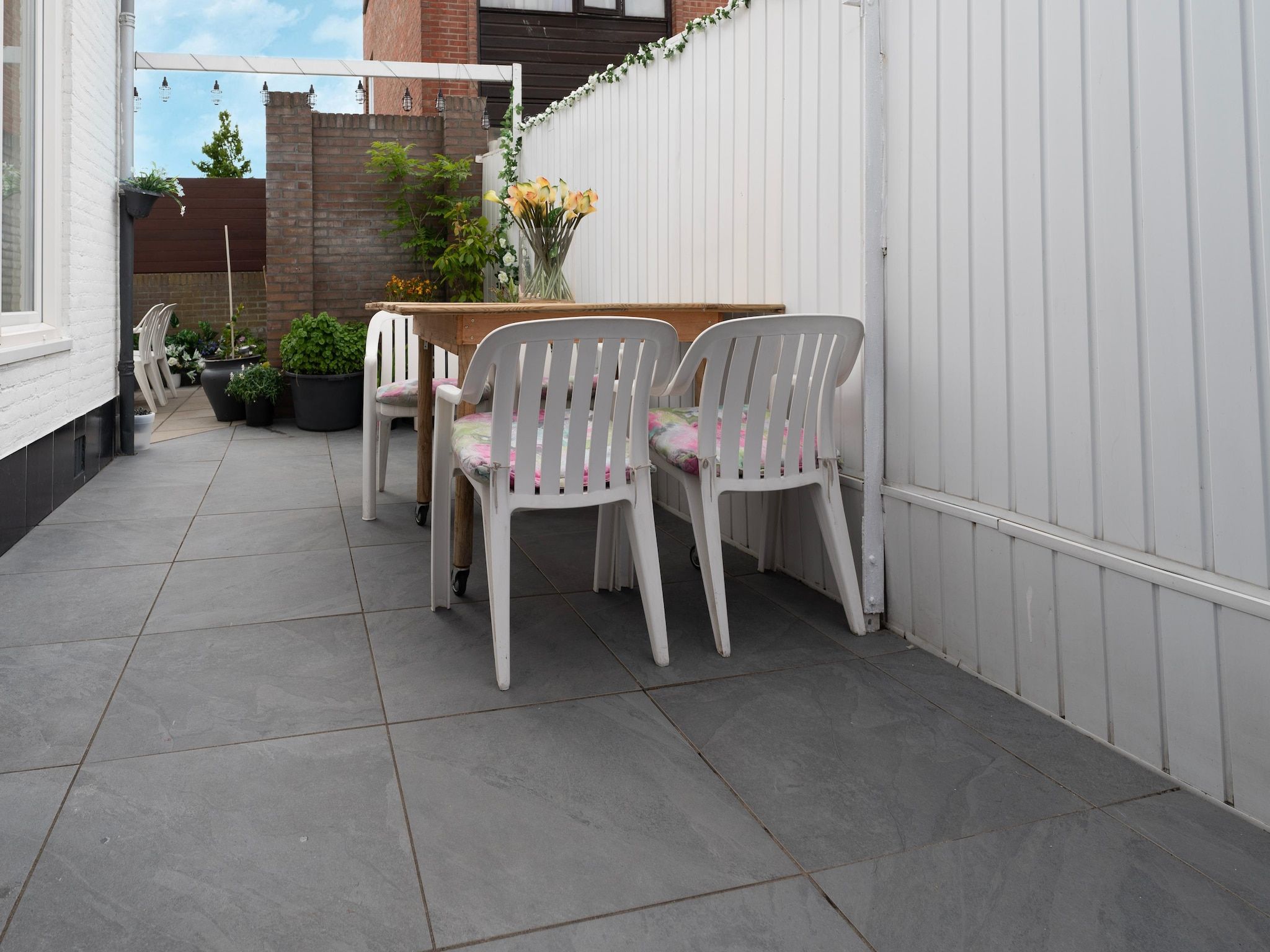 Het terras van Vakantiewoning Aarab in Vlissingen