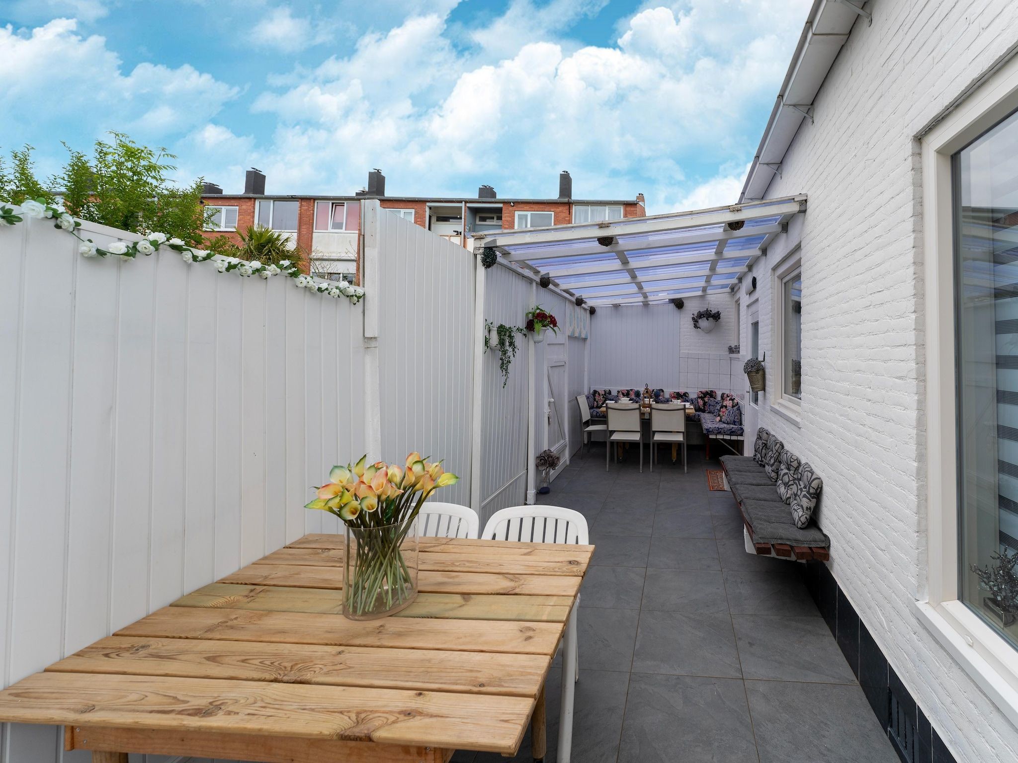 Het terras van Vakantiewoning Aarab in Vlissingen